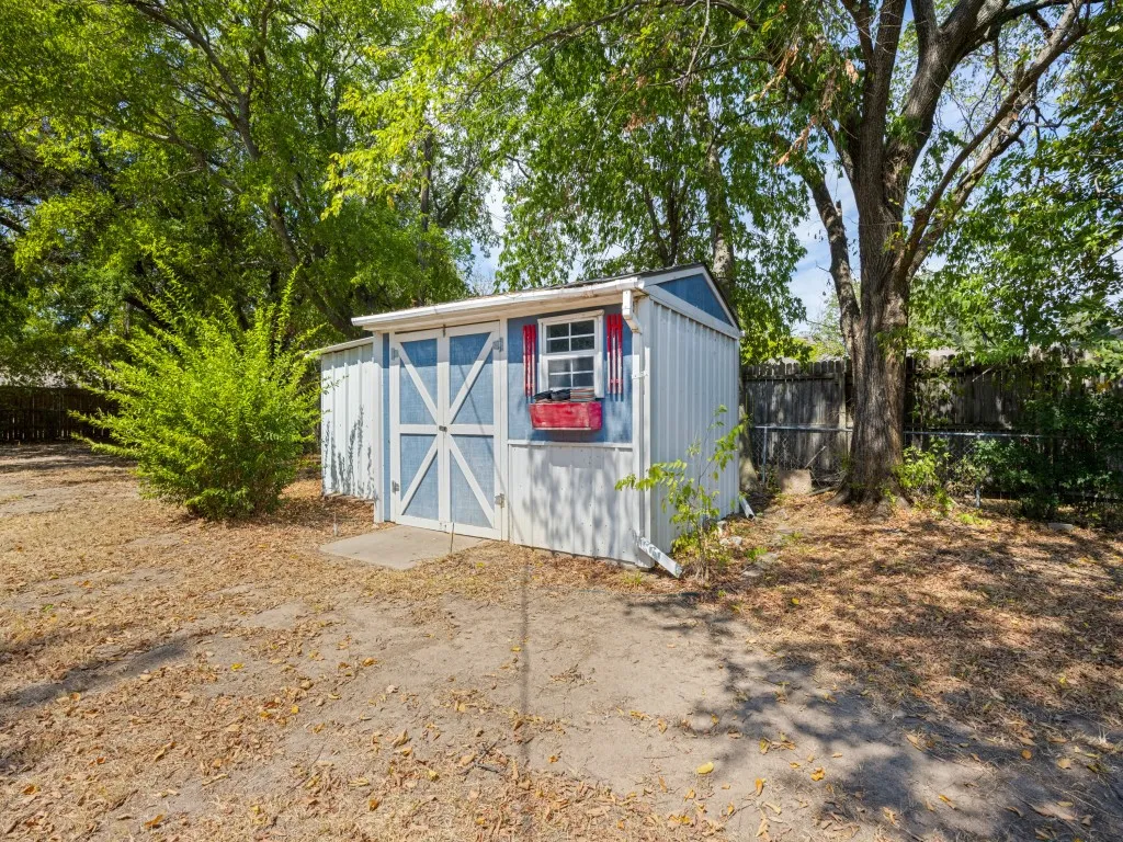 Single Family Residence For Sale in Grayson County , 87 Micajah Davis Lane, Denison, Texas 75020, 3 Bedroom, 2 Bathroom, 2 Garage spaces, 2,107 Sqft, built in 1962, mls#21395514, Real Estate Agent in Denison, Homes For Sale in Grayson county, Homes For Sale in Denison, Realtor in Denison Texas, Real Estate Brokerage Independent Realty Texas, Luminita Cordes Realtor