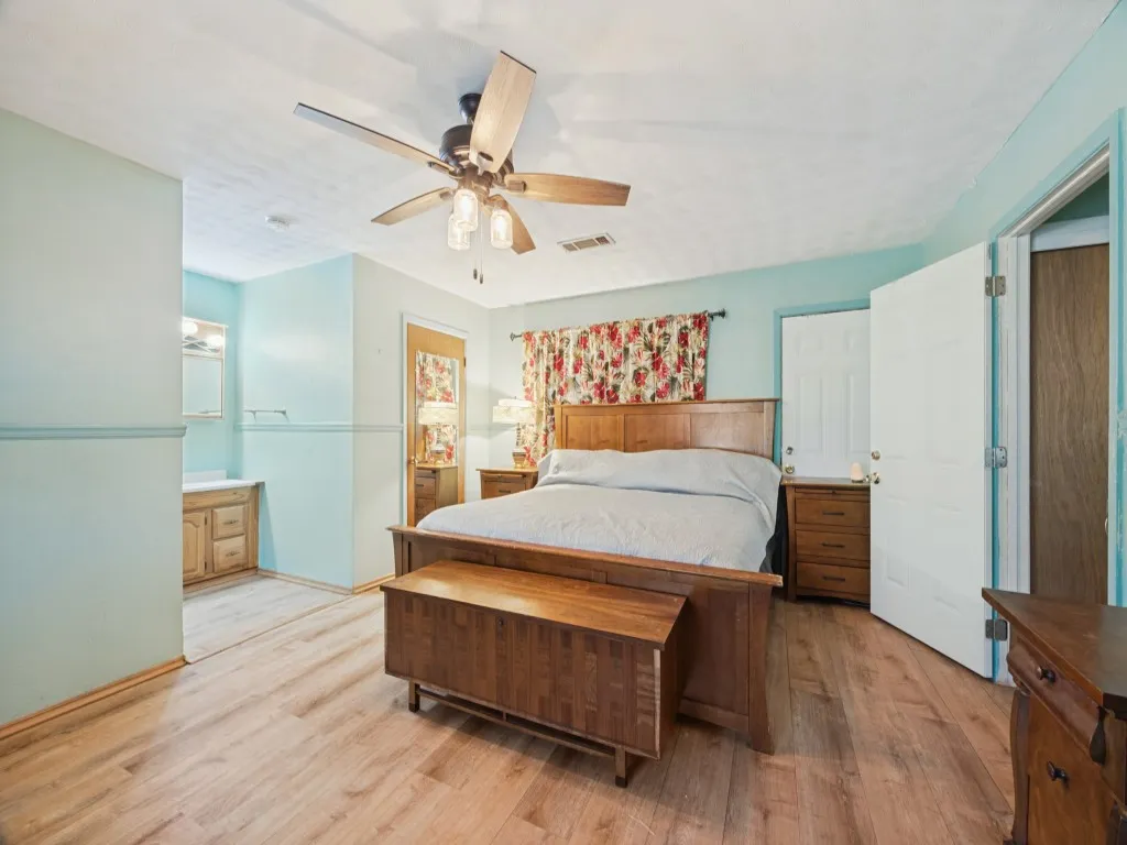 Single Family Residence For Sale in Grayson County , 87 Micajah Davis Lane, Denison, Texas 75020, 3 Bedroom, 2 Bathroom, 2 Garage spaces, 2,107 Sqft, built in 1962, mls#21395514, Real Estate Agent in Denison, Homes For Sale in Grayson county, Homes For Sale in Denison, Realtor in Denison Texas, Real Estate Brokerage Independent Realty Texas, Luminita Cordes Realtor