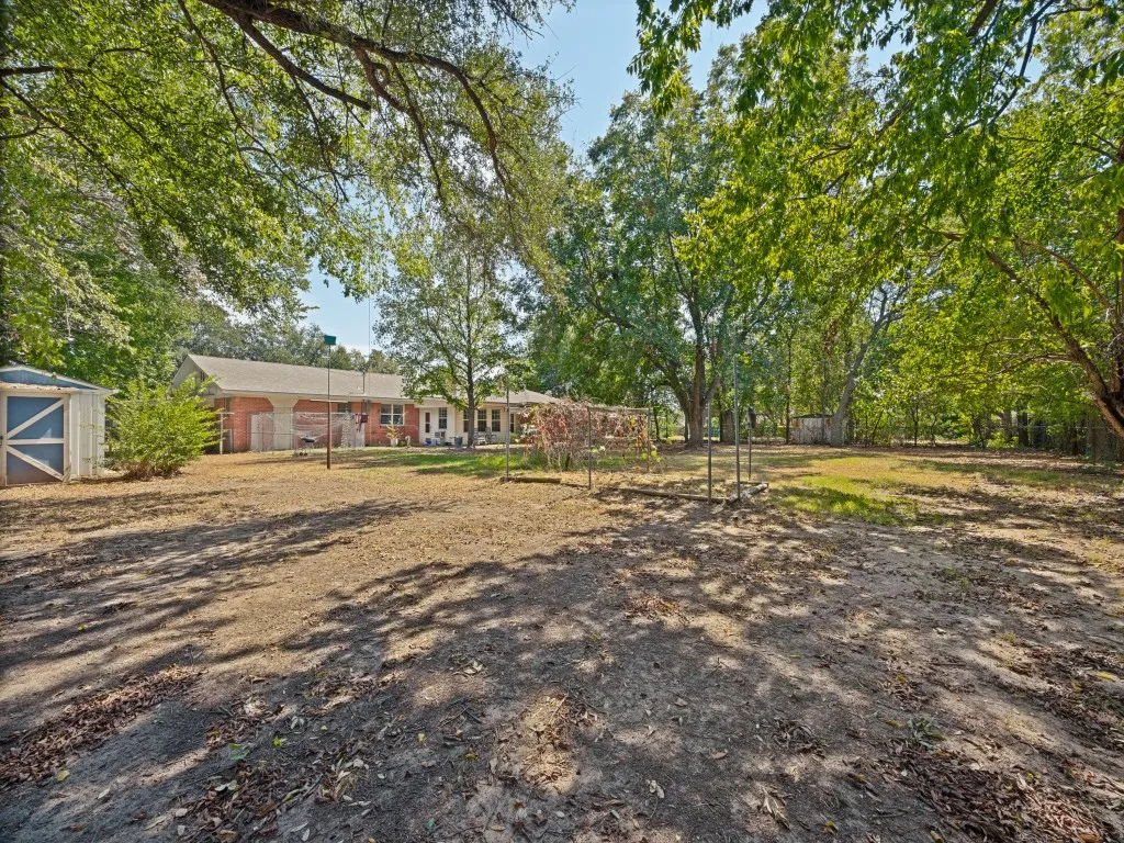 Single Family Residence For Sale in Grayson County , 87 Micajah Davis Lane, Denison, Texas 75020, 3 Bedroom, 2 Bathroom, 2 Garage spaces, 2,107 Sqft, built in 1962, mls#21395514, Real Estate Agent in Denison, Homes For Sale in Grayson county, Homes For Sale in Denison, Realtor in Denison Texas, Real Estate Brokerage Independent Realty Texas, Luminita Cordes Realtor
