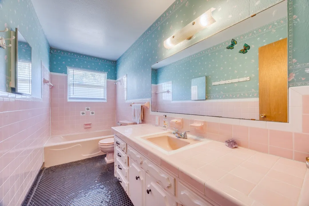 Single Family Residence For Sale in Grayson County , 87 Micajah Davis Lane, Denison, Texas 75020, 3 Bedroom, 2 Bathroom, 2 Garage spaces, 2,107 Sqft, built in 1962, mls#21395514, Real Estate Agent in Denison, Homes For Sale in Grayson county, Homes For Sale in Denison, Realtor in Denison Texas, Real Estate Brokerage Independent Realty Texas, Luminita Cordes Realtor
