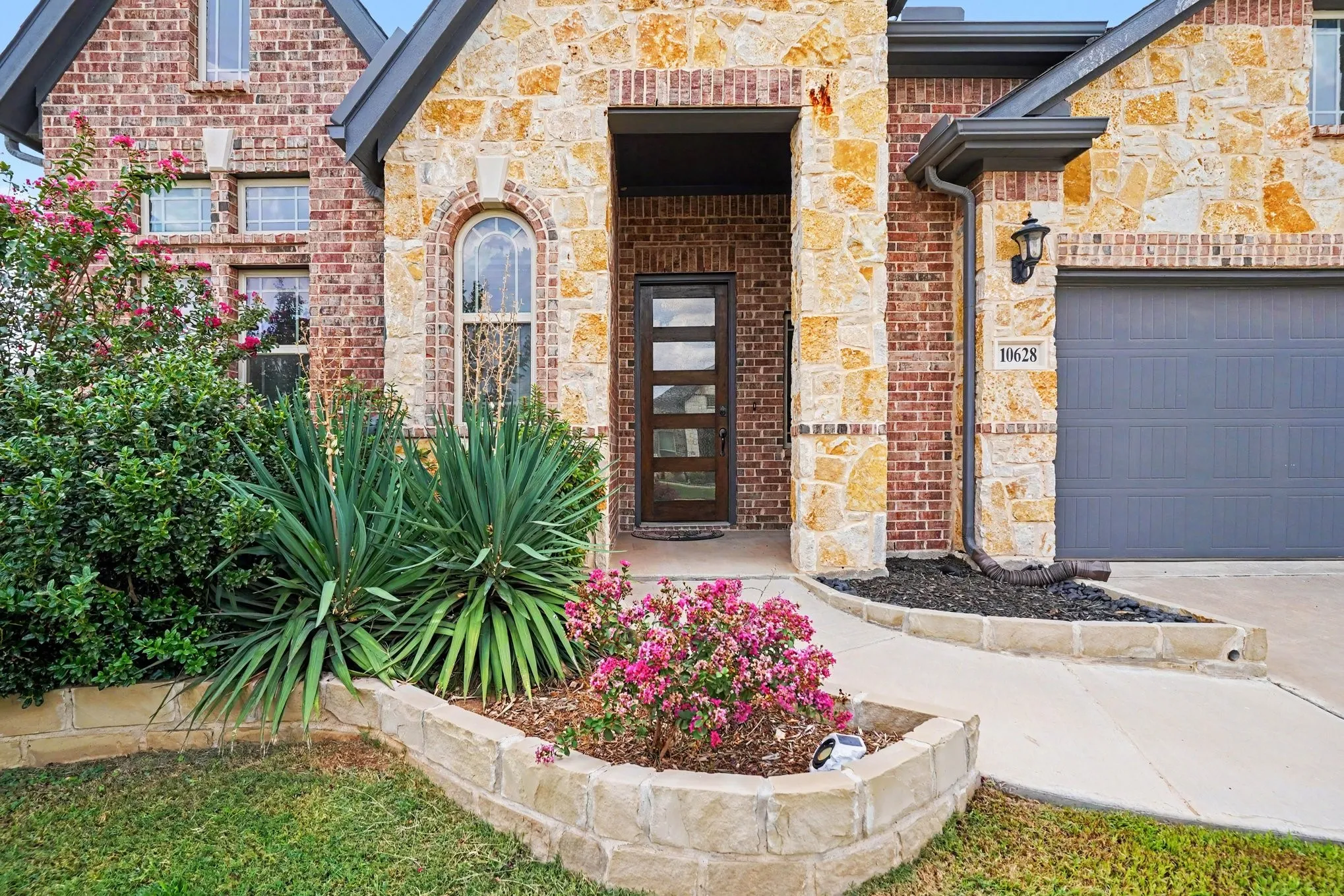 Single Family Residence For Sale in Tarrant County , 10628 Kettlewood Drive, Fort Worth, Texas 76036, 4 Bedroom, 4 Bathroom, 3 Garage spaces, 3,489 Sqft, built in 2022, mls#21392919, Real Estate Agent in Fort Worth, Homes For Sale in Tarrant county, Homes For Sale in Fort Worth, Realtor in Fort Worth Texas, Real Estate Brokerage Independent Realty Texas, Luminita Cordes Realtor