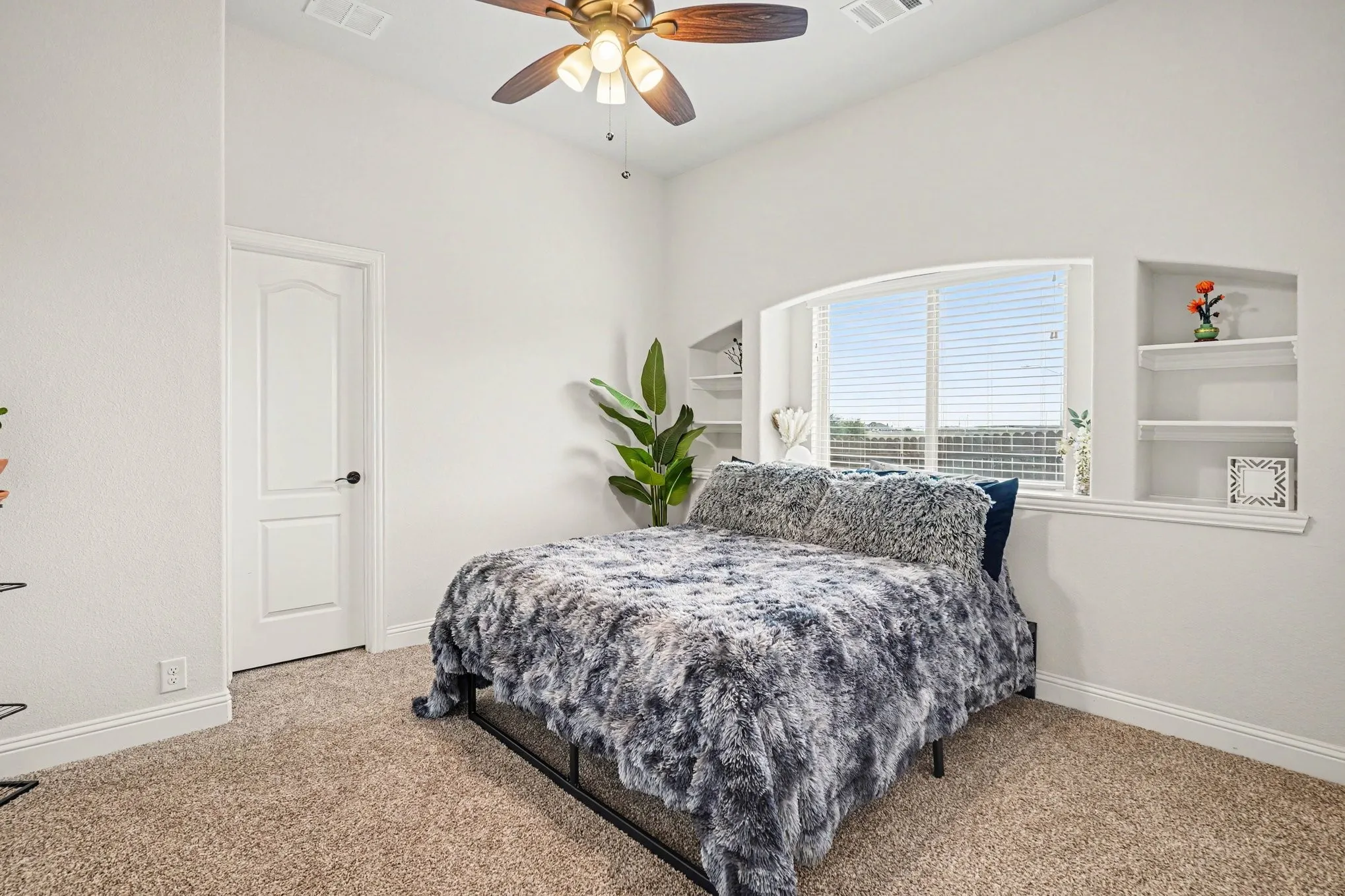 Single Family Residence For Sale in Tarrant County , 10628 Kettlewood Drive, Fort Worth, Texas 76036, 4 Bedroom, 4 Bathroom, 3 Garage spaces, 3,489 Sqft, built in 2022, mls#21392919, Real Estate Agent in Fort Worth, Homes For Sale in Tarrant county, Homes For Sale in Fort Worth, Realtor in Fort Worth Texas, Real Estate Brokerage Independent Realty Texas, Luminita Cordes Realtor
