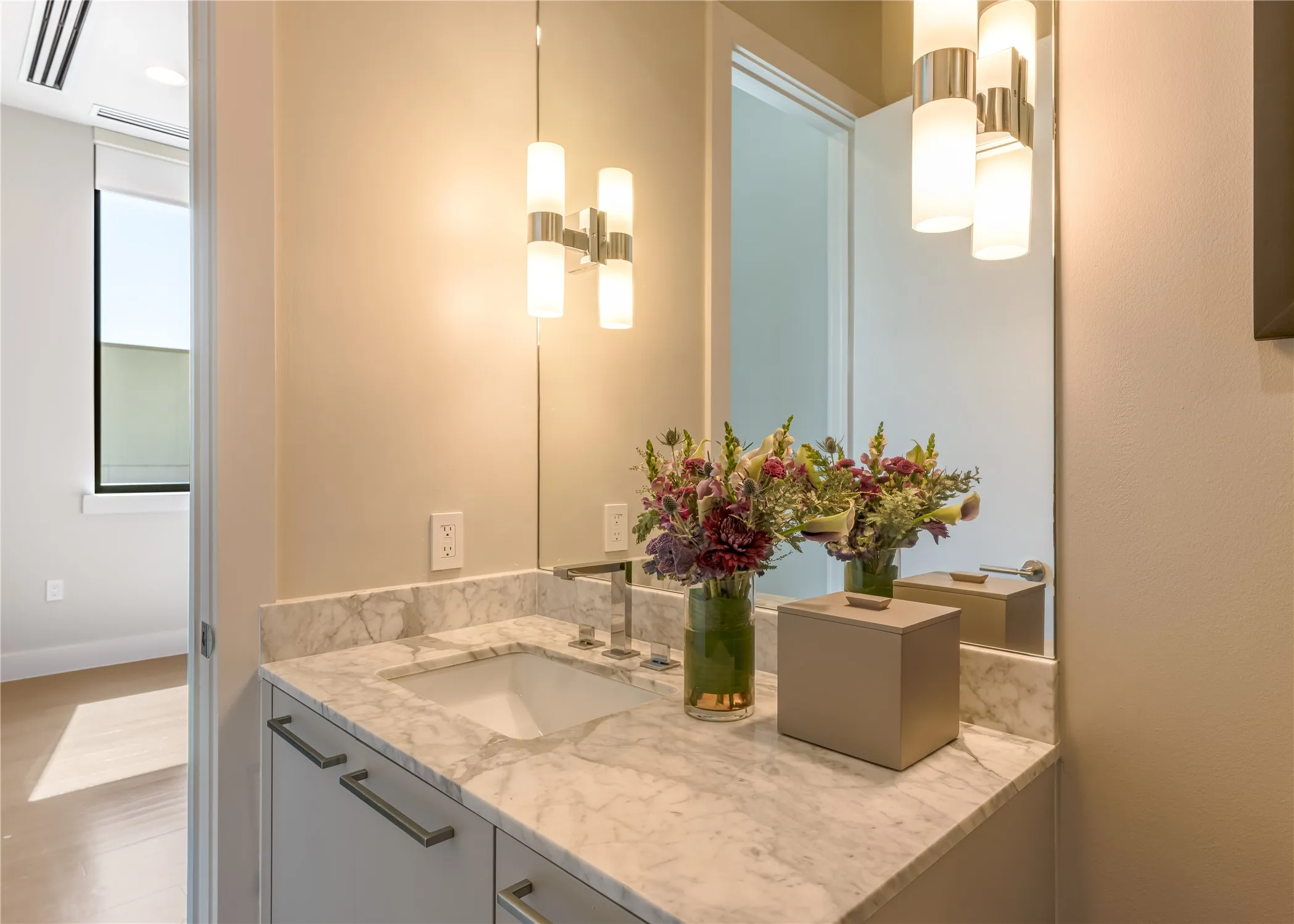 Condominium For Sale in Dallas County , 5656 N Central Expressway 103, Dallas, Texas 75206, 2 Bedroom, 3 Bathroom, 2 Garage spaces, 2,364 Sqft, built in 2005, mls#21395039, Real Estate Agent in Dallas, Homes For Sale in Dallas county, Homes For Sale in Dallas, Realtor in Dallas Texas, Real Estate Brokerage Independent Realty Texas, Luminita Cordes Realtor