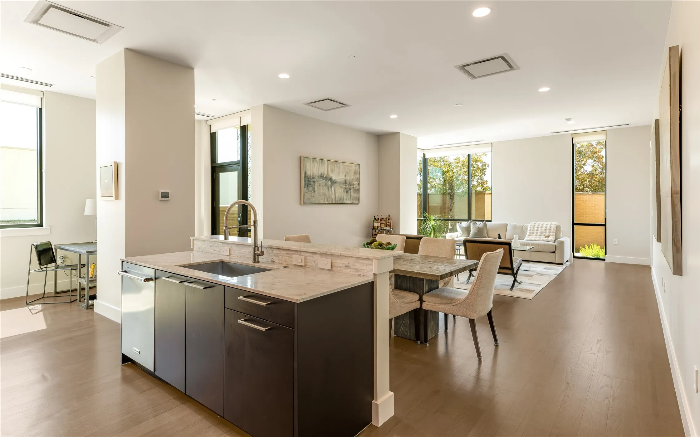 Condominium For Sale in Dallas County , 5656 N Central Expressway 103, Dallas, Texas 75206, 2 Bedroom, 3 Bathroom, 2 Garage spaces, 2,364 Sqft, built in 2005, mls#21395039, Real Estate Agent in Dallas, Homes For Sale in Dallas county, Homes For Sale in Dallas, Realtor in Dallas Texas, Real Estate Brokerage Independent Realty Texas, Luminita Cordes Realtor