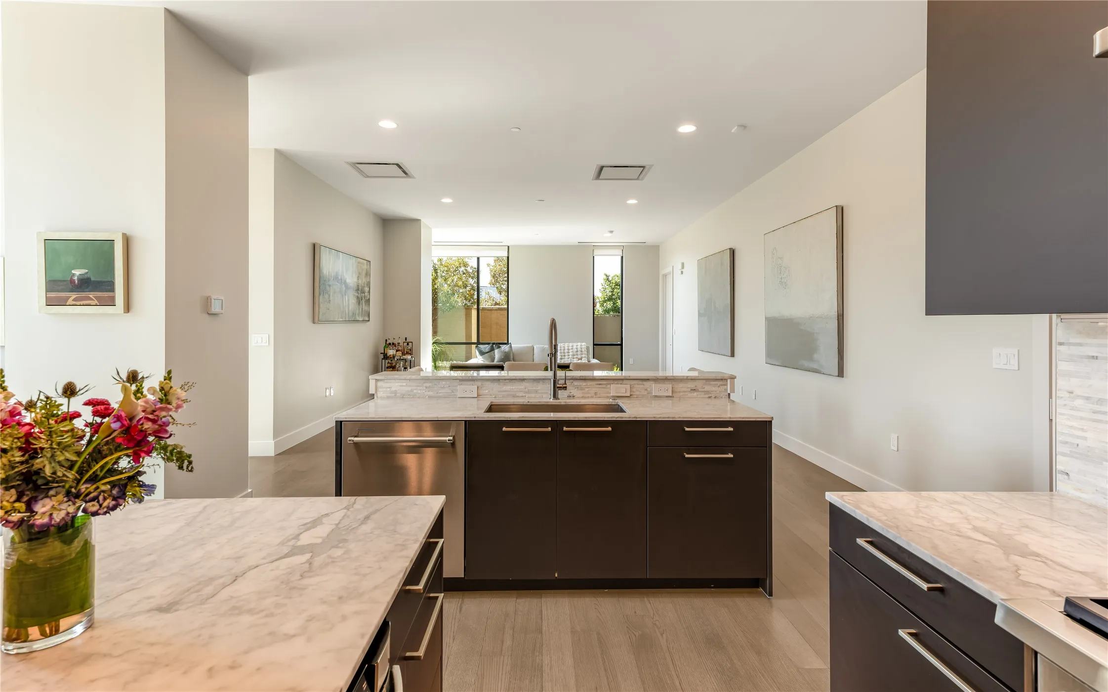 Condominium For Sale in Dallas County , 5656 N Central Expressway 103, Dallas, Texas 75206, 2 Bedroom, 3 Bathroom, 2 Garage spaces, 2,364 Sqft, built in 2005, mls#21395039, Real Estate Agent in Dallas, Homes For Sale in Dallas county, Homes For Sale in Dallas, Realtor in Dallas Texas, Real Estate Brokerage Independent Realty Texas, Luminita Cordes Realtor