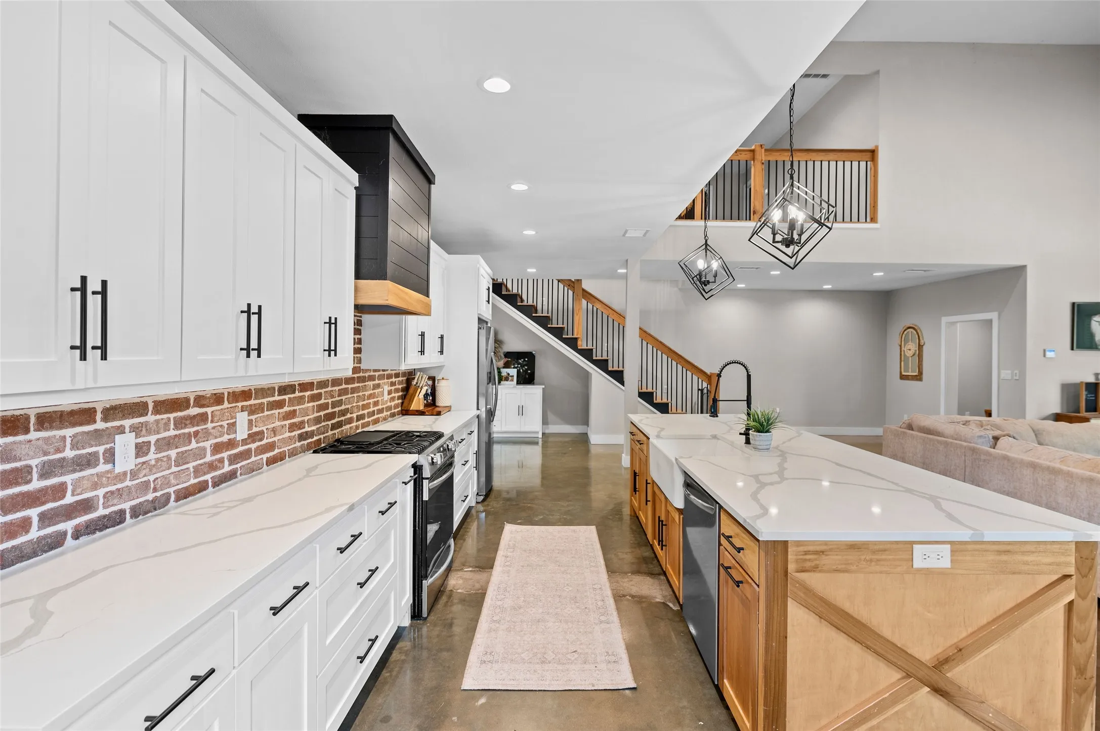 Single Family Residence For Sale in Wood County , 373 County road 3832, Hawkins, Texas 75765, 3 Bedroom, 3 Bathroom, 2 Garage spaces, 3,700 Sqft, built in 2022, mls#21395337, Real Estate Agent in Hawkins, Homes For Sale in Wood county, Homes For Sale in Hawkins, Realtor in Hawkins Texas, Real Estate Brokerage Independent Realty Texas, Luminita Cordes Realtor