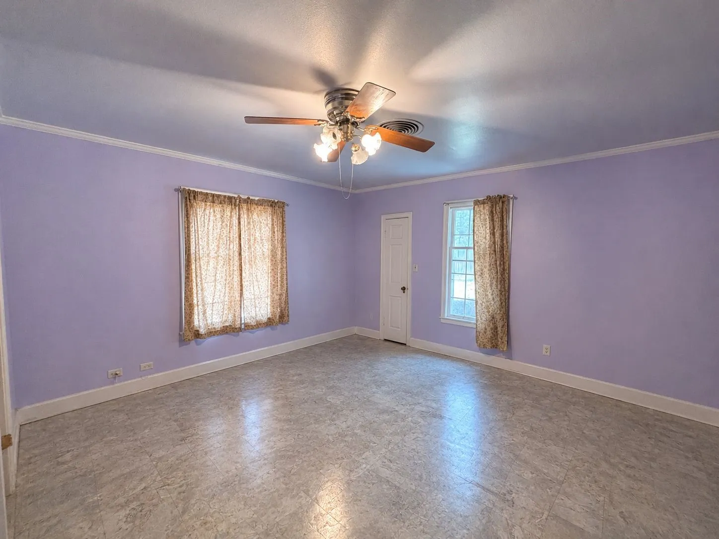 Single Family Residence For Sale in Navarro County , 301 SE 5th Street, Kerens, Texas 75144, 3 Bedroom, 2 Bathroom, 1 Garage spaces, 1,839 Sqft, built in 1945, mls#21386930, Real Estate Agent in Kerens, Homes For Sale in Navarro county, Homes For Sale in Kerens, Realtor in Kerens Texas, Real Estate Brokerage Independent Realty Texas, Luminita Cordes Realtor