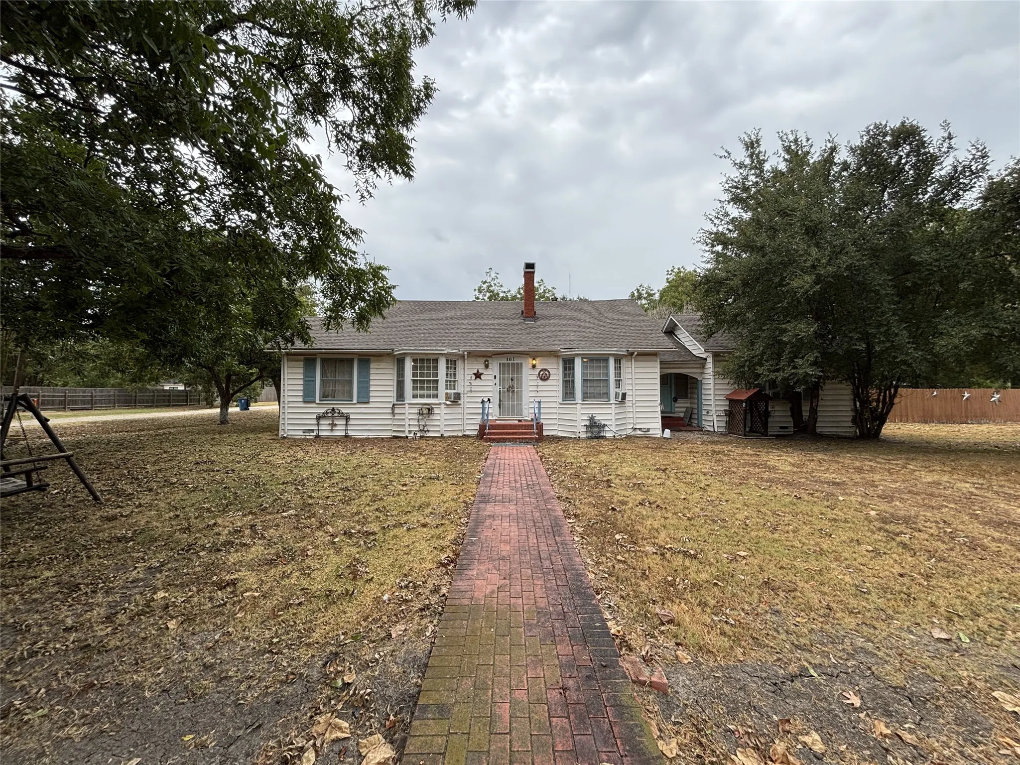 Single Family Residence For Sale in Navarro County , 301 SE 5th Street, Kerens, Texas 75144, 3 Bedroom, 2 Bathroom, 1 Garage spaces, 1,839 Sqft, built in 1945, mls#21386930, Real Estate Agent in Kerens, Homes For Sale in Navarro county, Homes For Sale in Kerens, Realtor in Kerens Texas, Real Estate Brokerage Independent Realty Texas, Luminita Cordes Realtor