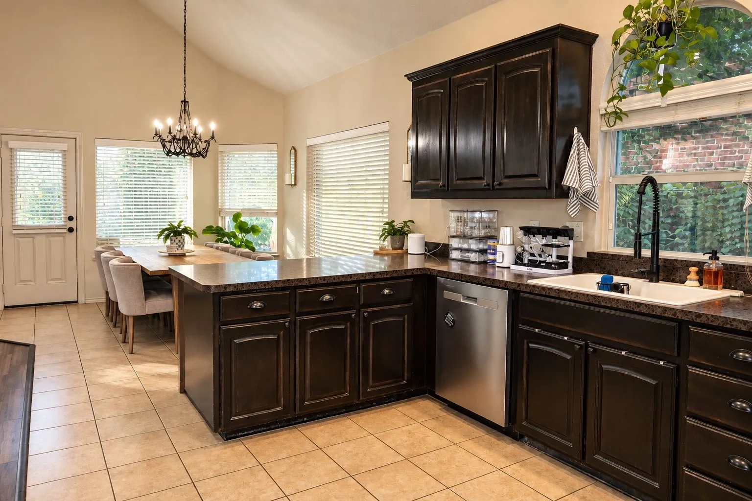 Single Family Residence For Rent in Tarrant County , 532 Vidalia Court, Fort Worth, Texas 76052, 3 Bedroom, 2 Bathroom, 2 Garage spaces, 1,589 Sqft, built in 2012, mls#21395427, Real Estate Agent in Fort Worth, Homes For Rent in Tarrant county, Homes For Rent in Fort Worth, Realtor in Fort Worth Texas, Real Estate Brokerage Independent Realty Texas, Luminita Cordes Realtor