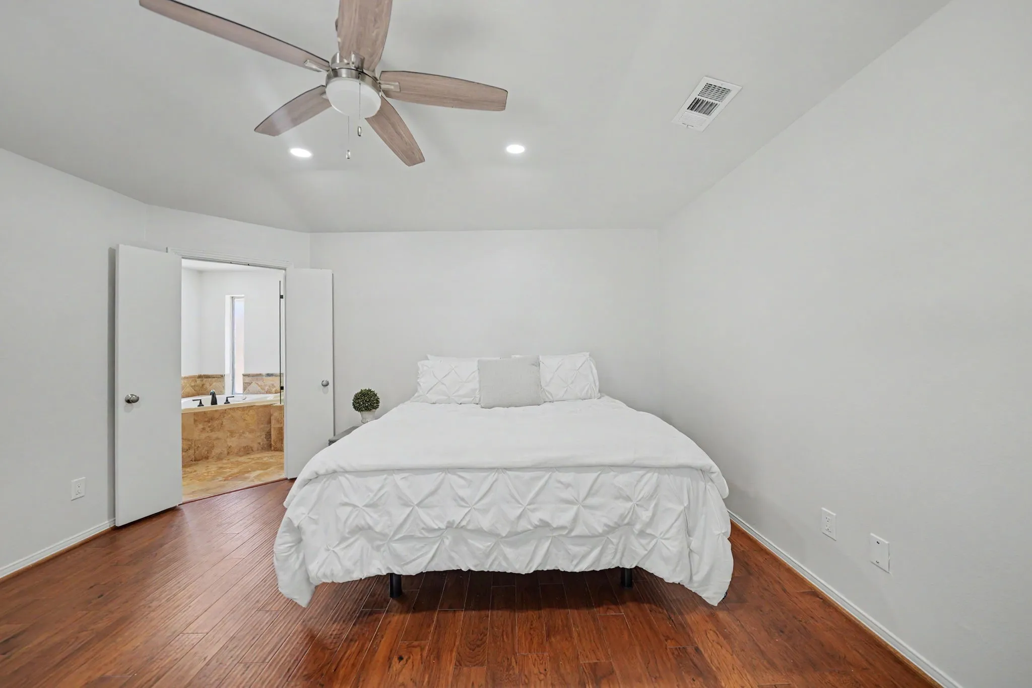 Single Family Residence For Sale in Collin County , 3625 Matterhorn Drive, Plano, Texas 75075, 3 Bedroom, 3 Bathroom, 2 Garage spaces, 2,349 Sqft, built in 1977, mls#21392022, Real Estate Agent in Plano, Homes For Sale in Collin county, Homes For Sale in Plano, Realtor in Plano Texas, Real Estate Brokerage Independent Realty Texas, Luminita Cordes Realtor
