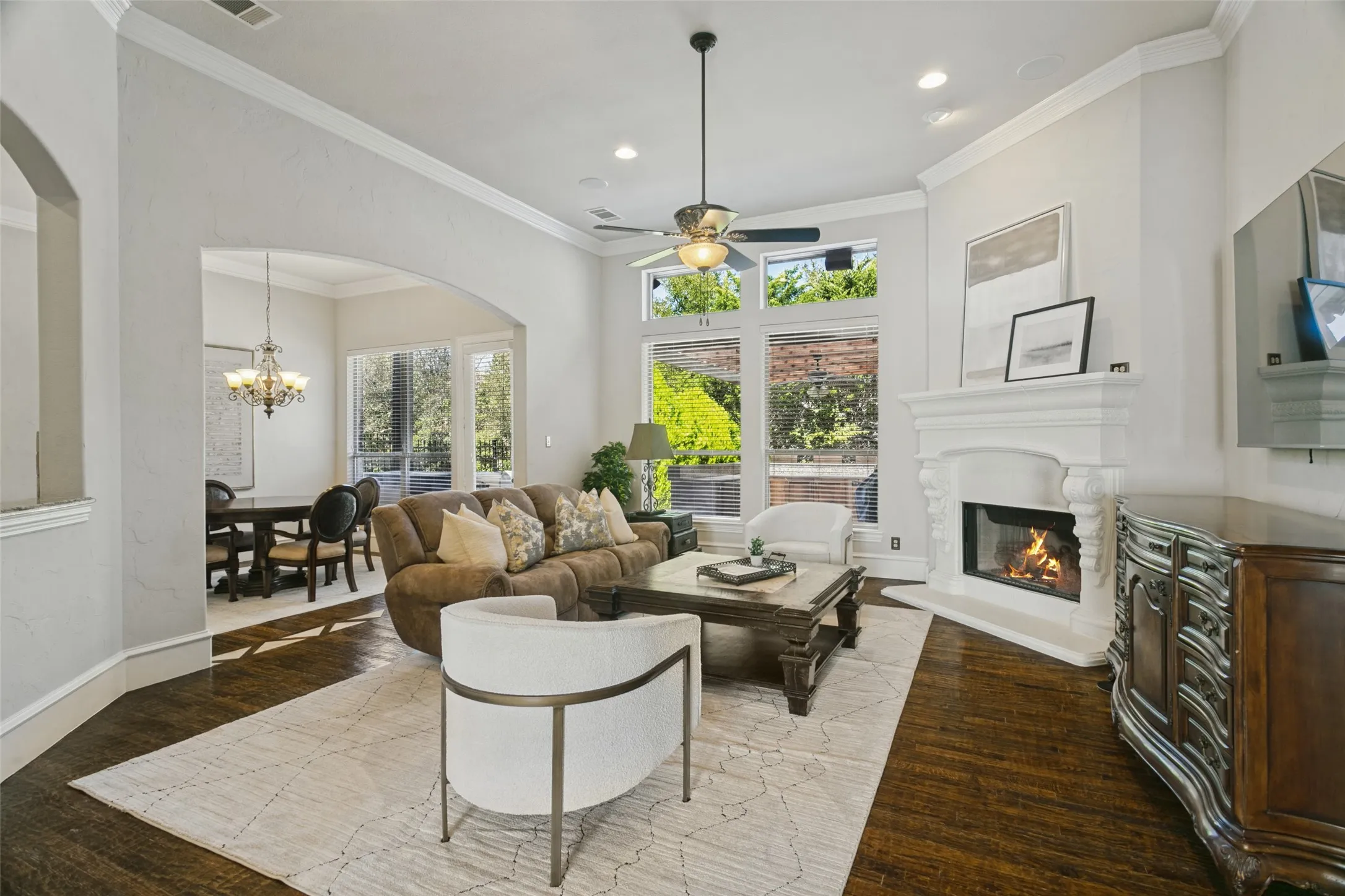 An open layout for easy mingling....