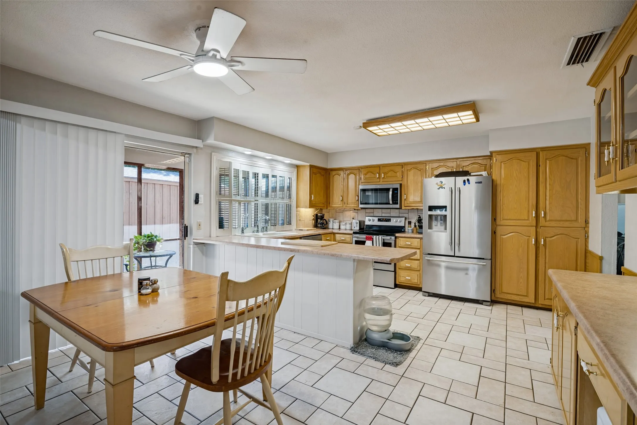 Single Family Residence For Sale in Dallas County , 2202 Village Crest Drive, Garland, Texas 75044, 3 Bedroom, 3 Bathroom, Garage spaces, 1,988 Sqft, built in 1974, mls#21395551, Real Estate Agent in Garland, Homes For Sale in Dallas county, Homes For Sale in Garland, Realtor in Garland Texas, Real Estate Brokerage Independent Realty Texas, Luminita Cordes Realtor