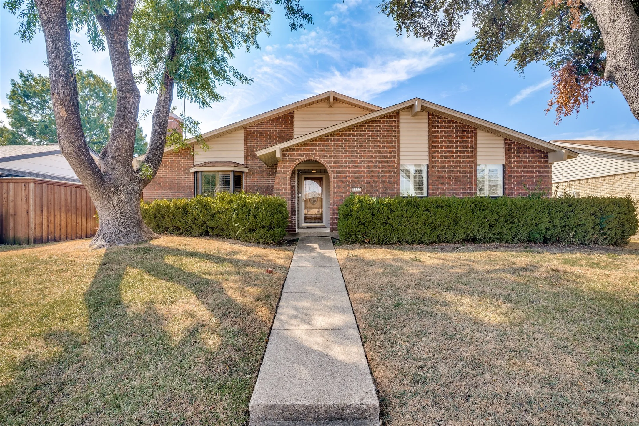 Single Family Residence For Sale in Dallas County , 2202 Village Crest Drive, Garland, Texas 75044, 3 Bedroom, 3 Bathroom, Garage spaces, 1,988 Sqft, built in 1974, mls#21395551, Real Estate Agent in Garland, Homes For Sale in Dallas county, Homes For Sale in Garland, Realtor in Garland Texas, Real Estate Brokerage Independent Realty Texas, Luminita Cordes Realtor