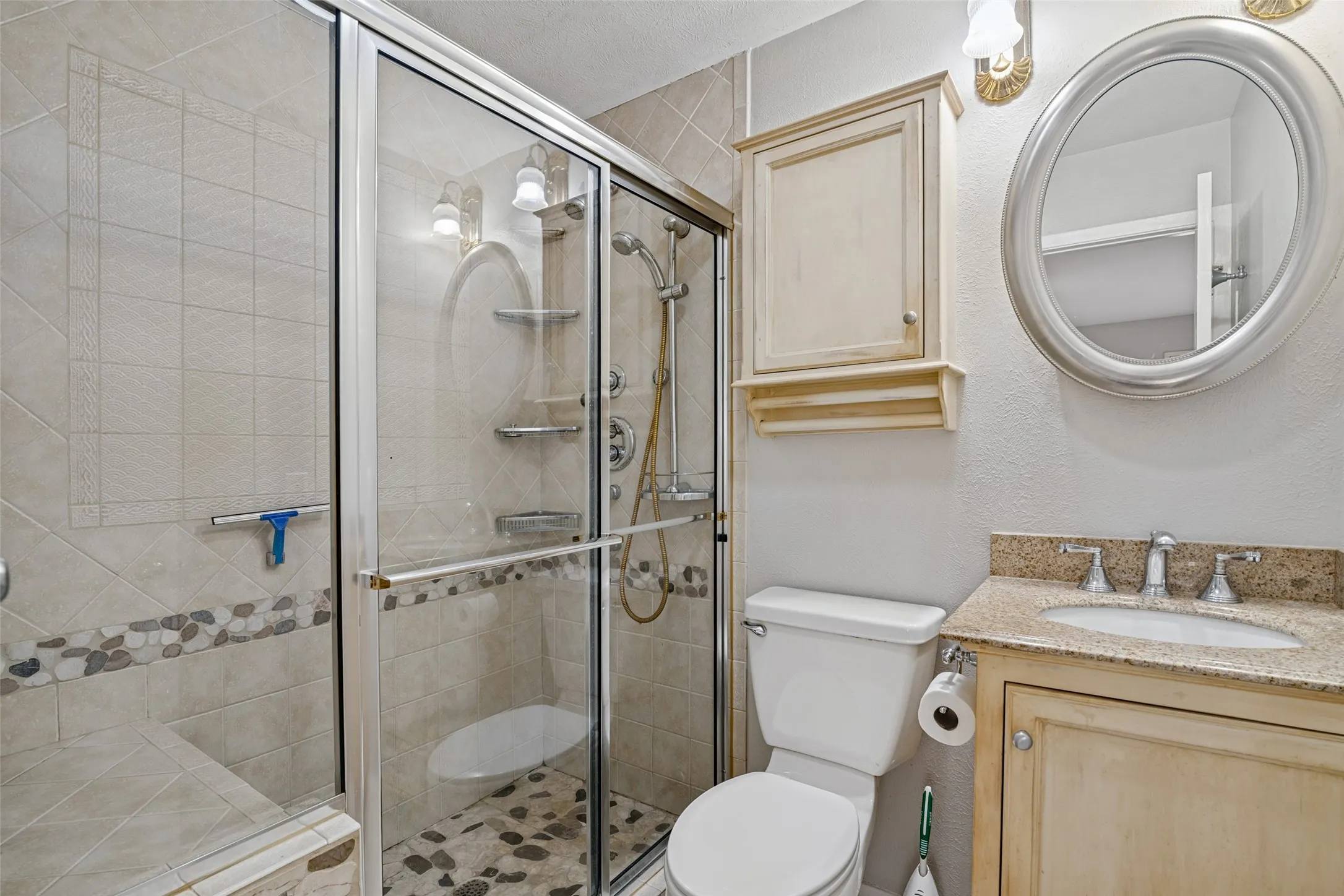 Single Family Residence For Sale in Dallas County , 2202 Village Crest Drive, Garland, Texas 75044, 3 Bedroom, 3 Bathroom, Garage spaces, 1,988 Sqft, built in 1974, mls#21395551, Real Estate Agent in Garland, Homes For Sale in Dallas county, Homes For Sale in Garland, Realtor in Garland Texas, Real Estate Brokerage Independent Realty Texas, Luminita Cordes Realtor