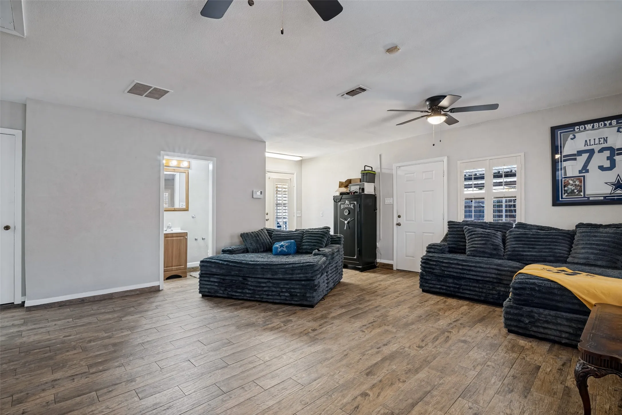 Single Family Residence For Sale in Dallas County , 2202 Village Crest Drive, Garland, Texas 75044, 3 Bedroom, 3 Bathroom, Garage spaces, 1,988 Sqft, built in 1974, mls#21395551, Real Estate Agent in Garland, Homes For Sale in Dallas county, Homes For Sale in Garland, Realtor in Garland Texas, Real Estate Brokerage Independent Realty Texas, Luminita Cordes Realtor
