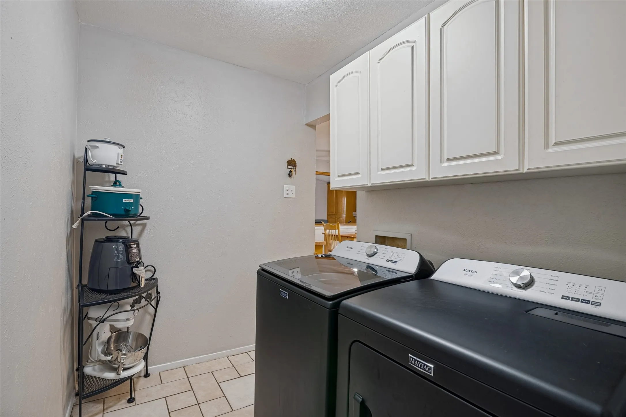 Single Family Residence For Sale in Dallas County , 2202 Village Crest Drive, Garland, Texas 75044, 3 Bedroom, 3 Bathroom, Garage spaces, 1,988 Sqft, built in 1974, mls#21395551, Real Estate Agent in Garland, Homes For Sale in Dallas county, Homes For Sale in Garland, Realtor in Garland Texas, Real Estate Brokerage Independent Realty Texas, Luminita Cordes Realtor