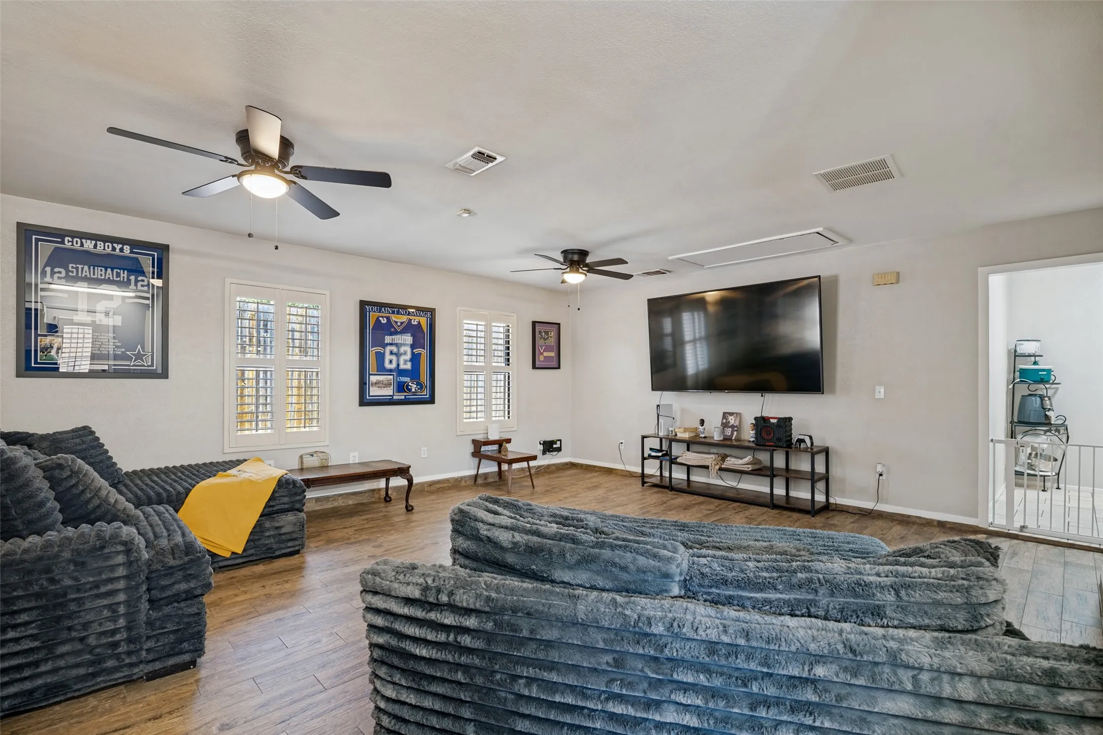 Single Family Residence For Sale in Dallas County , 2202 Village Crest Drive, Garland, Texas 75044, 3 Bedroom, 3 Bathroom, Garage spaces, 1,988 Sqft, built in 1974, mls#21395551, Real Estate Agent in Garland, Homes For Sale in Dallas county, Homes For Sale in Garland, Realtor in Garland Texas, Real Estate Brokerage Independent Realty Texas, Luminita Cordes Realtor