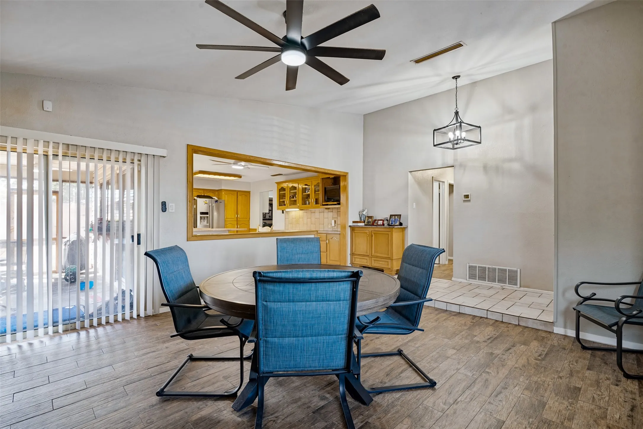 Single Family Residence For Sale in Dallas County , 2202 Village Crest Drive, Garland, Texas 75044, 3 Bedroom, 3 Bathroom, Garage spaces, 1,988 Sqft, built in 1974, mls#21395551, Real Estate Agent in Garland, Homes For Sale in Dallas county, Homes For Sale in Garland, Realtor in Garland Texas, Real Estate Brokerage Independent Realty Texas, Luminita Cordes Realtor