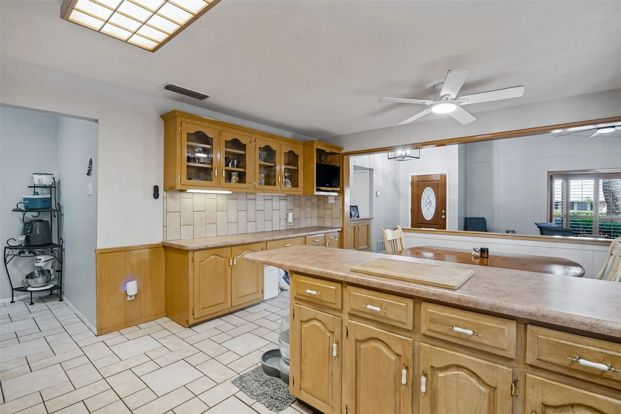 Single Family Residence For Sale in Dallas County , 2202 Village Crest Drive, Garland, Texas 75044, 3 Bedroom, 3 Bathroom, Garage spaces, 1,988 Sqft, built in 1974, mls#21395551, Real Estate Agent in Garland, Homes For Sale in Dallas county, Homes For Sale in Garland, Realtor in Garland Texas, Real Estate Brokerage Independent Realty Texas, Luminita Cordes Realtor