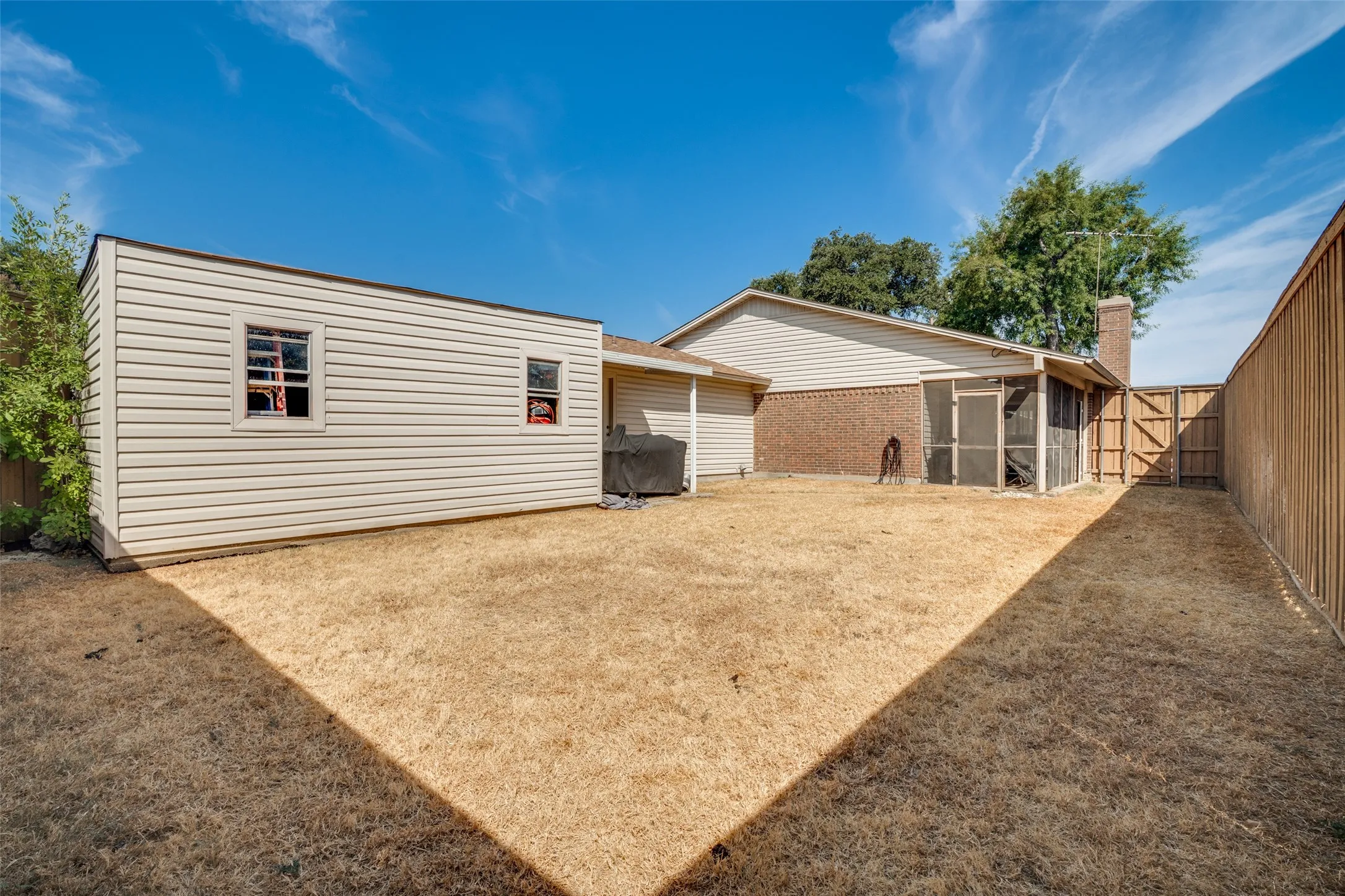 Single Family Residence For Sale in Dallas County , 2202 Village Crest Drive, Garland, Texas 75044, 3 Bedroom, 3 Bathroom, Garage spaces, 1,988 Sqft, built in 1974, mls#21395551, Real Estate Agent in Garland, Homes For Sale in Dallas county, Homes For Sale in Garland, Realtor in Garland Texas, Real Estate Brokerage Independent Realty Texas, Luminita Cordes Realtor