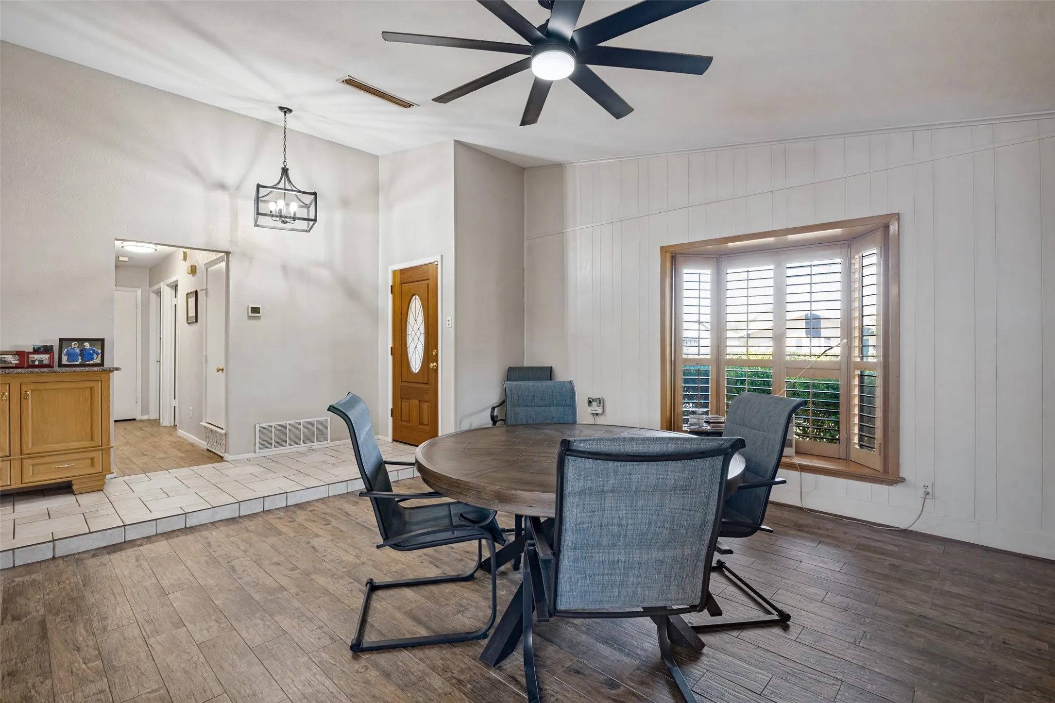 Single Family Residence For Sale in Dallas County , 2202 Village Crest Drive, Garland, Texas 75044, 3 Bedroom, 3 Bathroom, Garage spaces, 1,988 Sqft, built in 1974, mls#21395551, Real Estate Agent in Garland, Homes For Sale in Dallas county, Homes For Sale in Garland, Realtor in Garland Texas, Real Estate Brokerage Independent Realty Texas, Luminita Cordes Realtor