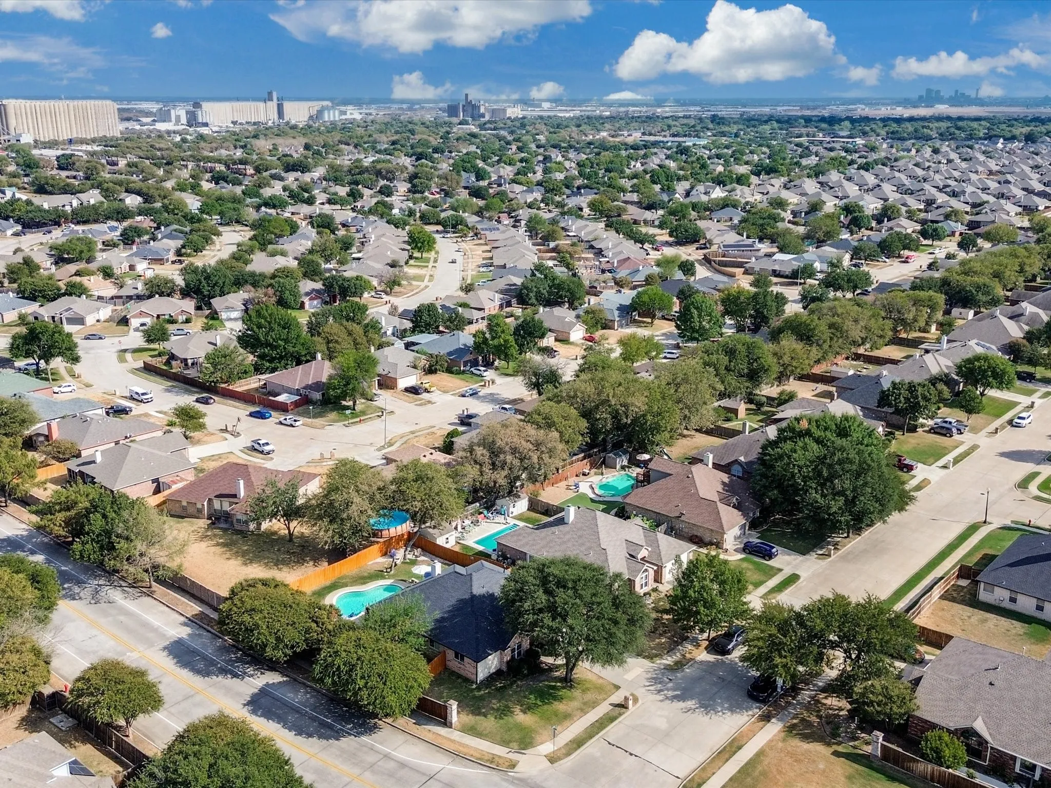 Single Family Residence For Sale in Tarrant County , 660 Chestnut Lane, Saginaw, Texas 76179, 3 Bedroom, 2 Bathroom, 2 Garage spaces, 2,040 Sqft, built in 2003, mls#21394755, Real Estate Agent in Saginaw, Homes For Sale in Tarrant county, Homes For Sale in Saginaw, Realtor in Saginaw Texas, Real Estate Brokerage Independent Realty Texas, Luminita Cordes Realtor