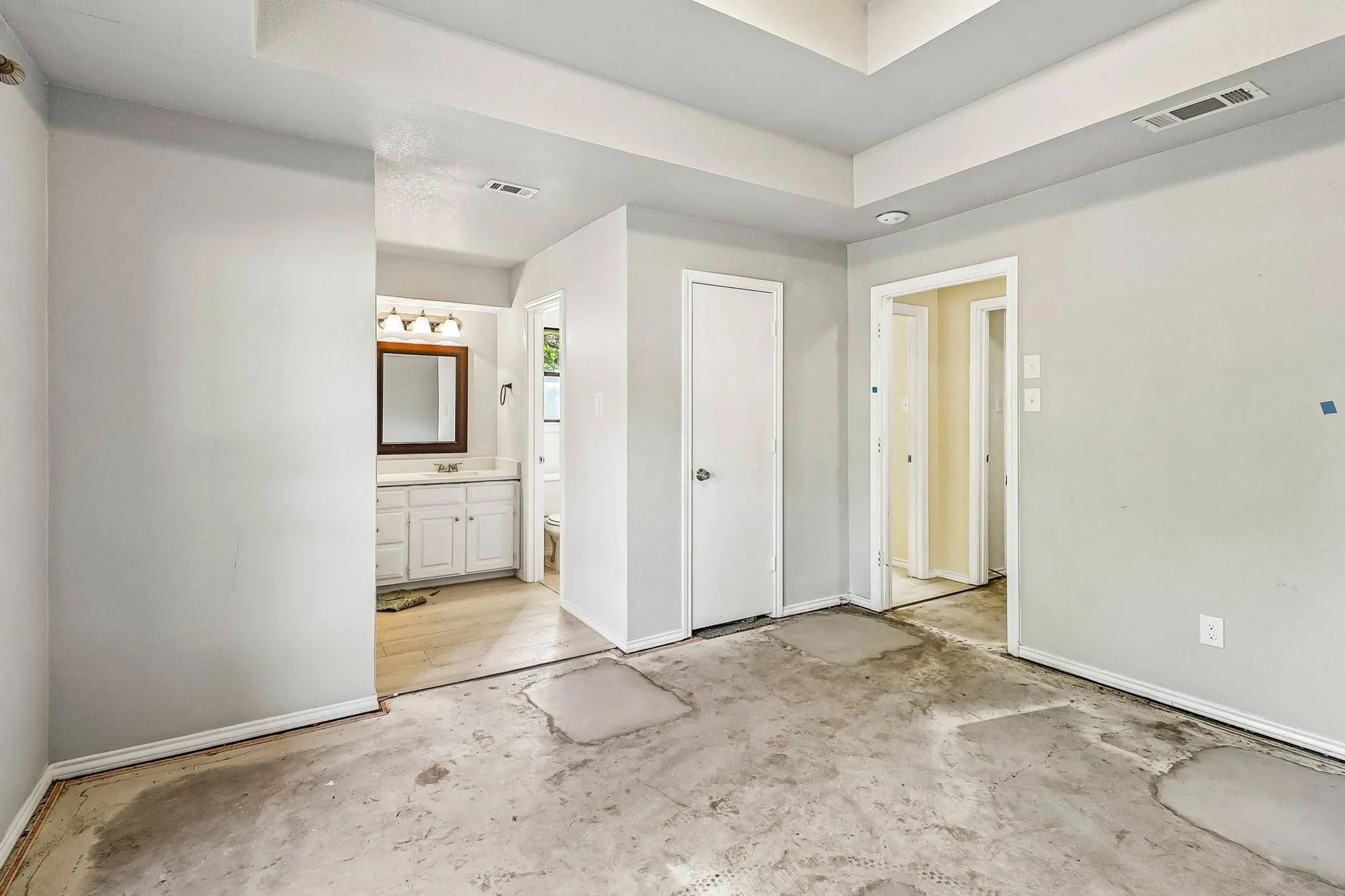 Single Family Residence For Sale in Tarrant County , 200 Shawnee Trail, Keller, Texas 76248, 3 Bedroom, 2 Bathroom, 2 Garage spaces, 1,836 Sqft, built in 1984, mls#21393007, Real Estate Agent in Keller, Homes For Sale in Tarrant county, Homes For Sale in Keller, Realtor in Keller Texas, Real Estate Brokerage Independent Realty Texas, Luminita Cordes Realtor