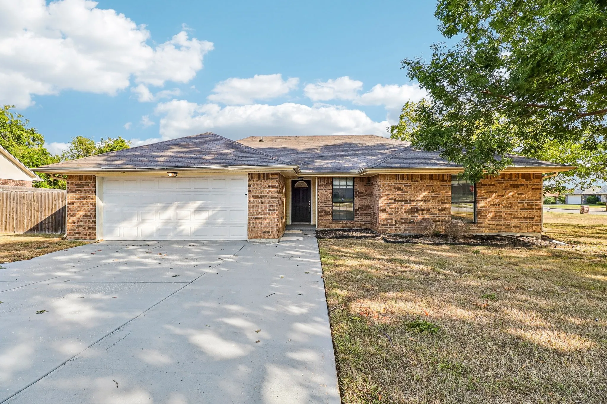 Single Family Residence For Sale in Tarrant County , 200 Shawnee Trail, Keller, Texas 76248, 3 Bedroom, 2 Bathroom, 2 Garage spaces, 1,836 Sqft, built in 1984, mls#21393007, Real Estate Agent in Keller, Homes For Sale in Tarrant county, Homes For Sale in Keller, Realtor in Keller Texas, Real Estate Brokerage Independent Realty Texas, Luminita Cordes Realtor