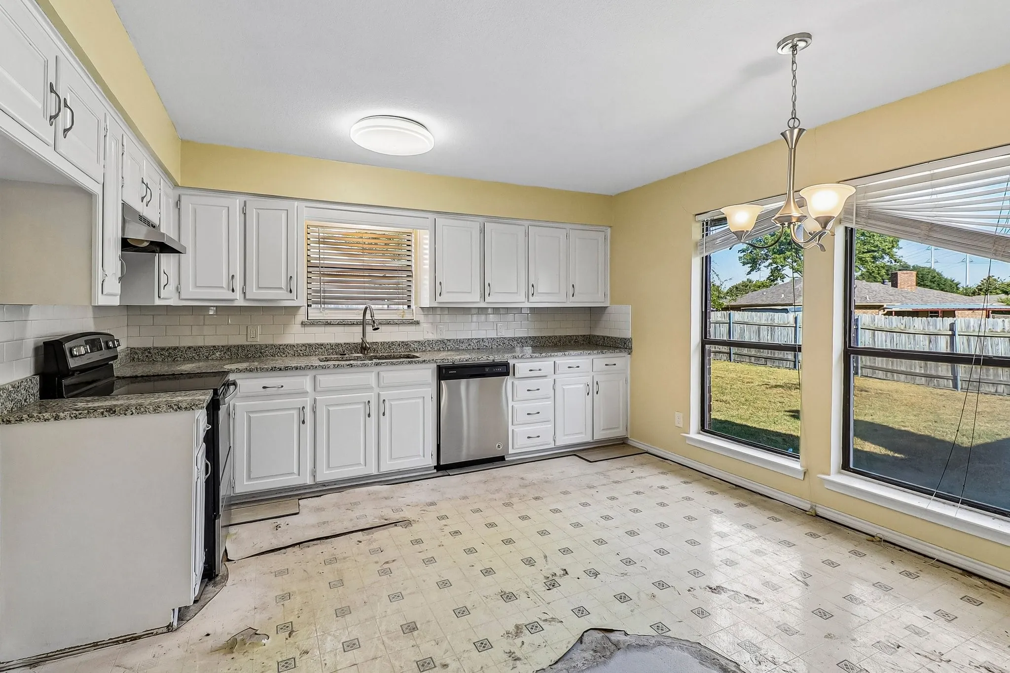 Single Family Residence For Sale in Tarrant County , 200 Shawnee Trail, Keller, Texas 76248, 3 Bedroom, 2 Bathroom, 2 Garage spaces, 1,836 Sqft, built in 1984, mls#21393007, Real Estate Agent in Keller, Homes For Sale in Tarrant county, Homes For Sale in Keller, Realtor in Keller Texas, Real Estate Brokerage Independent Realty Texas, Luminita Cordes Realtor