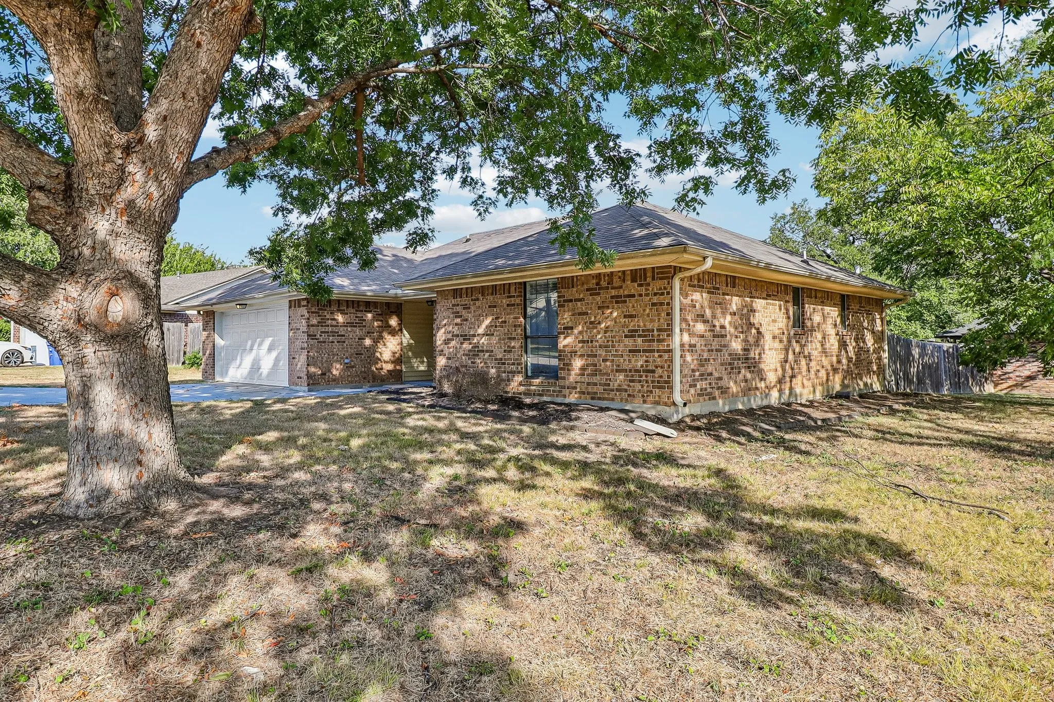 Single Family Residence For Sale in Tarrant County , 200 Shawnee Trail, Keller, Texas 76248, 3 Bedroom, 2 Bathroom, 2 Garage spaces, 1,836 Sqft, built in 1984, mls#21393007, Real Estate Agent in Keller, Homes For Sale in Tarrant county, Homes For Sale in Keller, Realtor in Keller Texas, Real Estate Brokerage Independent Realty Texas, Luminita Cordes Realtor