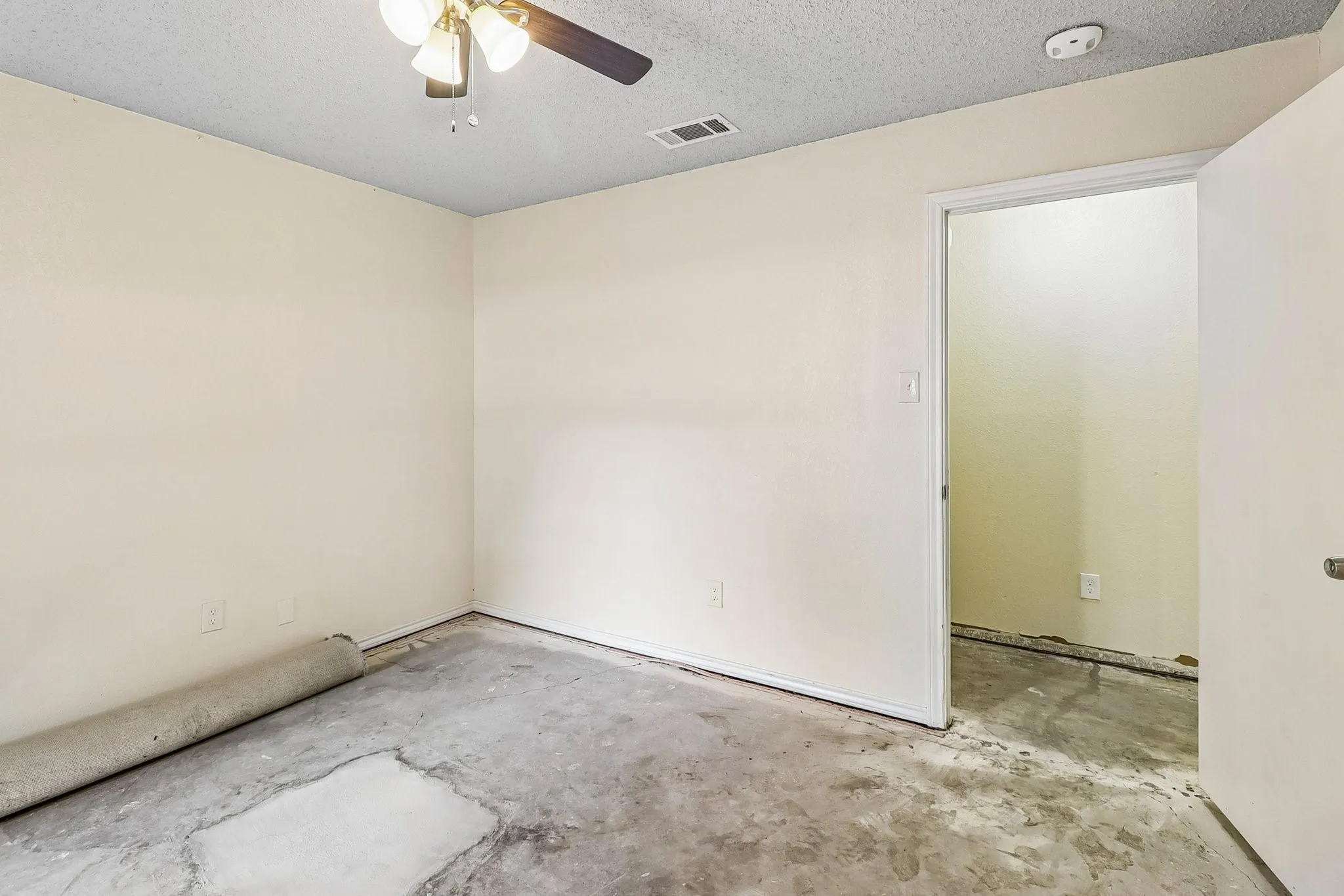 Single Family Residence For Sale in Tarrant County , 200 Shawnee Trail, Keller, Texas 76248, 3 Bedroom, 2 Bathroom, 2 Garage spaces, 1,836 Sqft, built in 1984, mls#21393007, Real Estate Agent in Keller, Homes For Sale in Tarrant county, Homes For Sale in Keller, Realtor in Keller Texas, Real Estate Brokerage Independent Realty Texas, Luminita Cordes Realtor