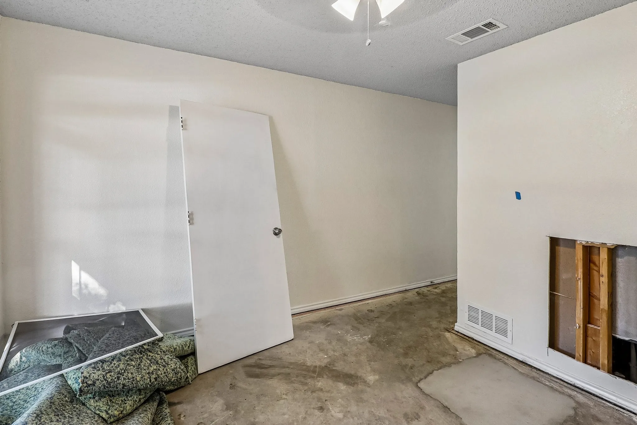 Single Family Residence For Sale in Tarrant County , 200 Shawnee Trail, Keller, Texas 76248, 3 Bedroom, 2 Bathroom, 2 Garage spaces, 1,836 Sqft, built in 1984, mls#21393007, Real Estate Agent in Keller, Homes For Sale in Tarrant county, Homes For Sale in Keller, Realtor in Keller Texas, Real Estate Brokerage Independent Realty Texas, Luminita Cordes Realtor