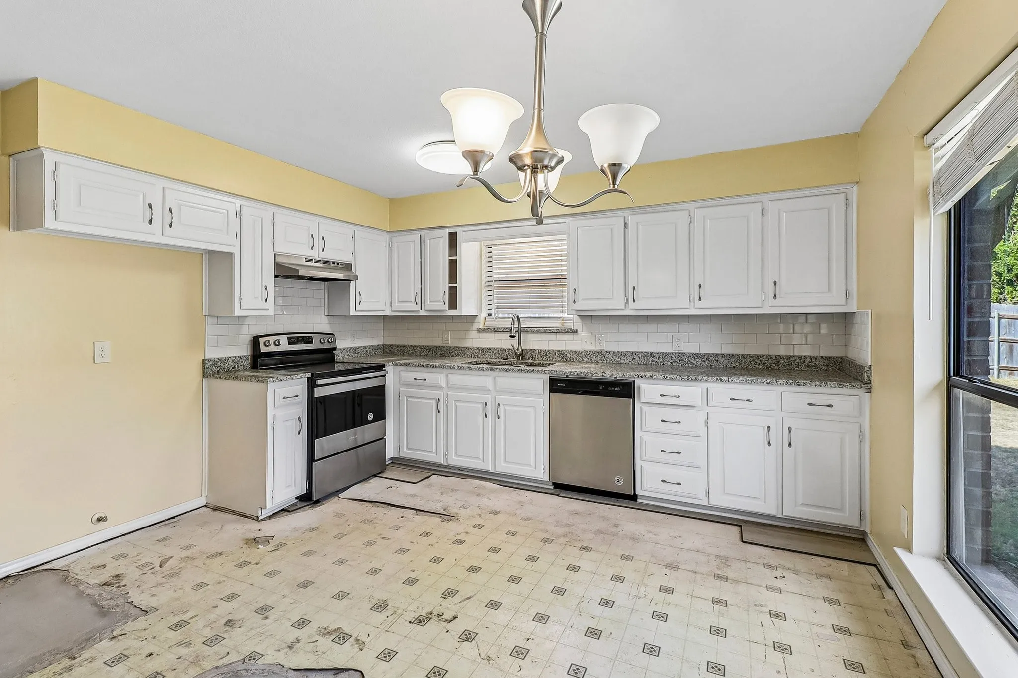 Single Family Residence For Sale in Tarrant County , 200 Shawnee Trail, Keller, Texas 76248, 3 Bedroom, 2 Bathroom, 2 Garage spaces, 1,836 Sqft, built in 1984, mls#21393007, Real Estate Agent in Keller, Homes For Sale in Tarrant county, Homes For Sale in Keller, Realtor in Keller Texas, Real Estate Brokerage Independent Realty Texas, Luminita Cordes Realtor