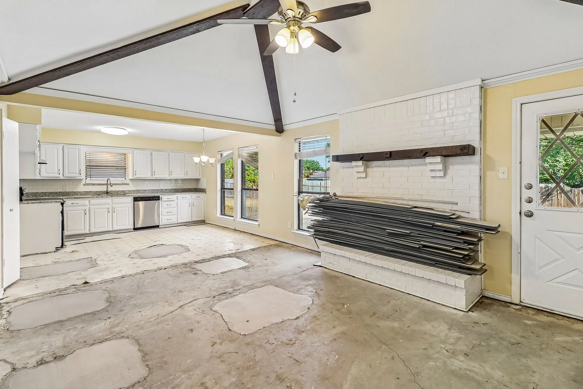 Single Family Residence For Sale in Tarrant County , 200 Shawnee Trail, Keller, Texas 76248, 3 Bedroom, 2 Bathroom, 2 Garage spaces, 1,836 Sqft, built in 1984, mls#21393007, Real Estate Agent in Keller, Homes For Sale in Tarrant county, Homes For Sale in Keller, Realtor in Keller Texas, Real Estate Brokerage Independent Realty Texas, Luminita Cordes Realtor