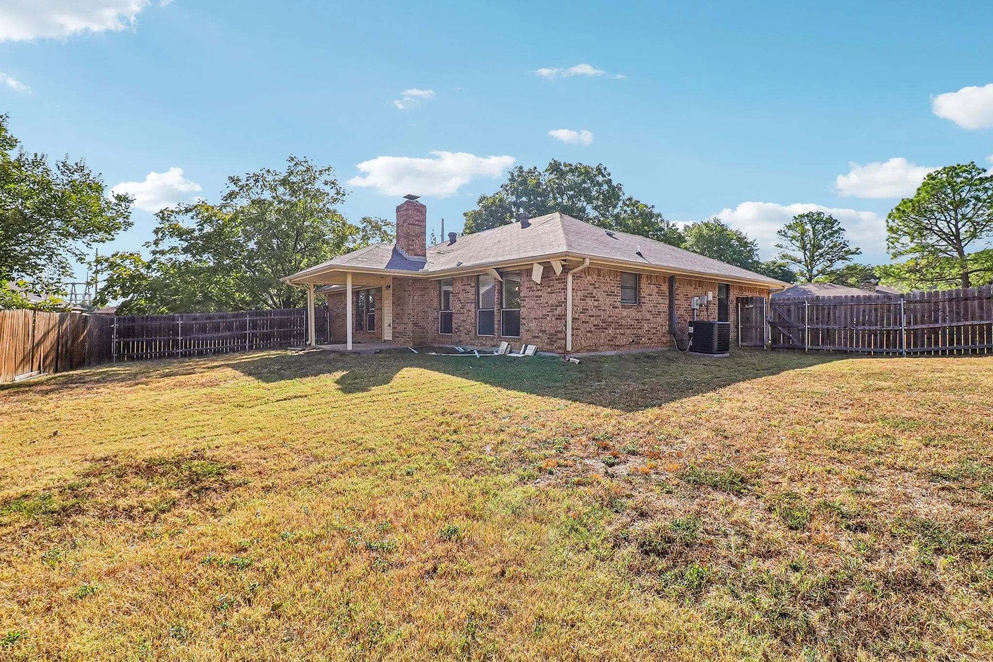 Single Family Residence For Sale in Tarrant County , 200 Shawnee Trail, Keller, Texas 76248, 3 Bedroom, 2 Bathroom, 2 Garage spaces, 1,836 Sqft, built in 1984, mls#21393007, Real Estate Agent in Keller, Homes For Sale in Tarrant county, Homes For Sale in Keller, Realtor in Keller Texas, Real Estate Brokerage Independent Realty Texas, Luminita Cordes Realtor
