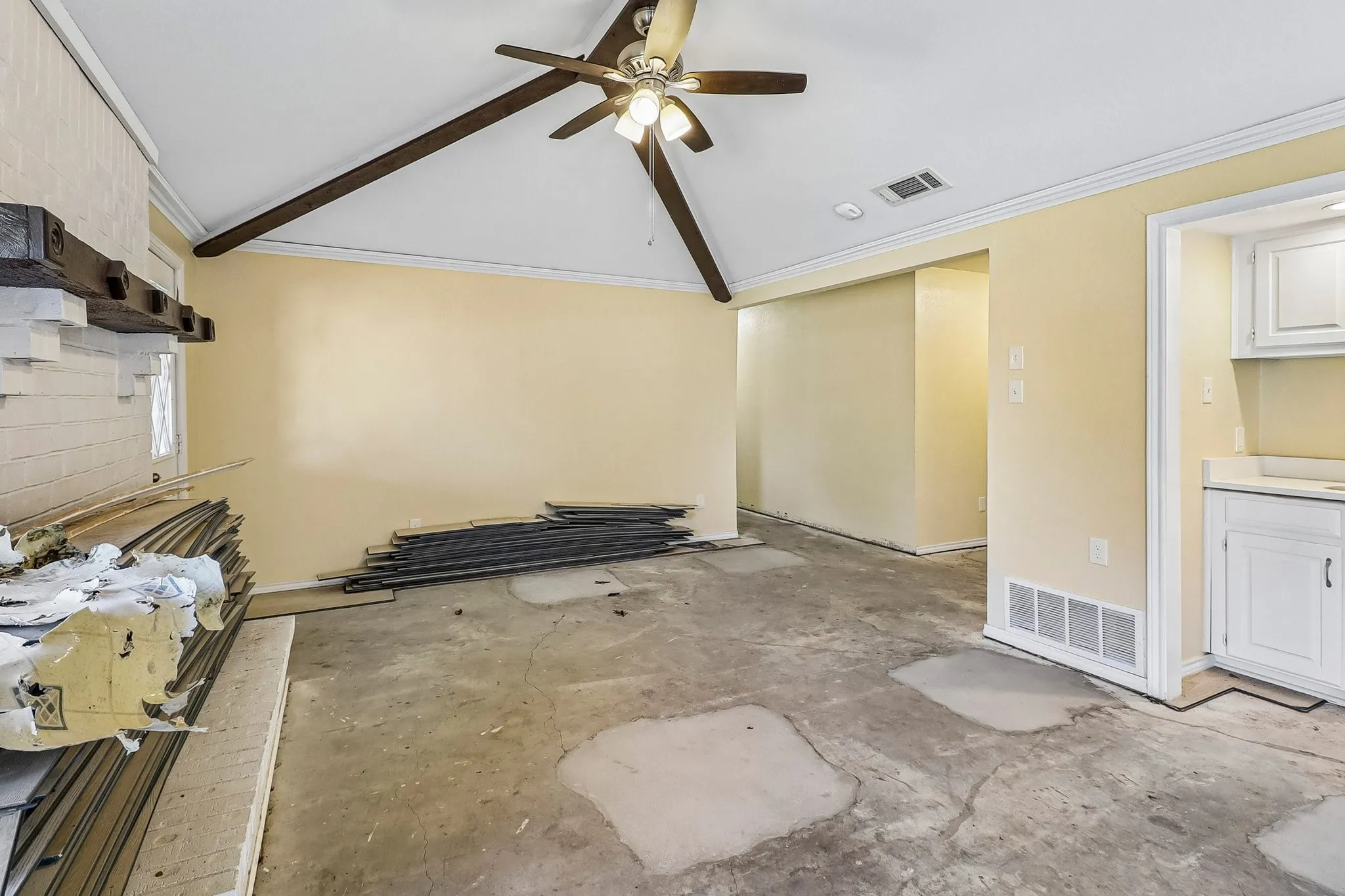 Single Family Residence For Sale in Tarrant County , 200 Shawnee Trail, Keller, Texas 76248, 3 Bedroom, 2 Bathroom, 2 Garage spaces, 1,836 Sqft, built in 1984, mls#21393007, Real Estate Agent in Keller, Homes For Sale in Tarrant county, Homes For Sale in Keller, Realtor in Keller Texas, Real Estate Brokerage Independent Realty Texas, Luminita Cordes Realtor