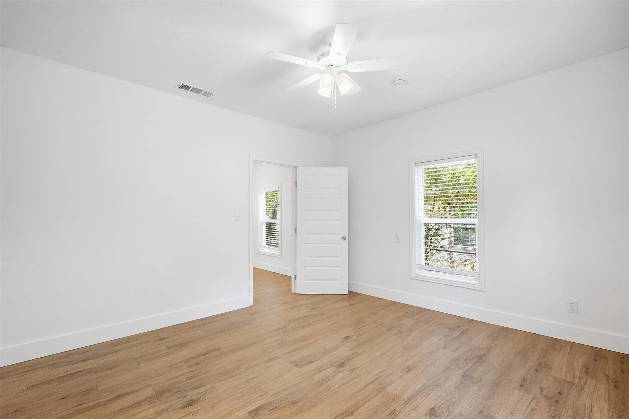 Single Family Residence For Rent in Grayson County , 2222 W BOND Street, Denison, Texas 75020, 2 Bedroom, 1 Bathroom, Garage spaces, 882 Sqft, built in 1950, mls#21395566, Real Estate Agent in Denison, Homes For Rent in Grayson county, Homes For Rent in Denison, Realtor in Denison Texas, Real Estate Brokerage Independent Realty Texas, Luminita Cordes Realtor