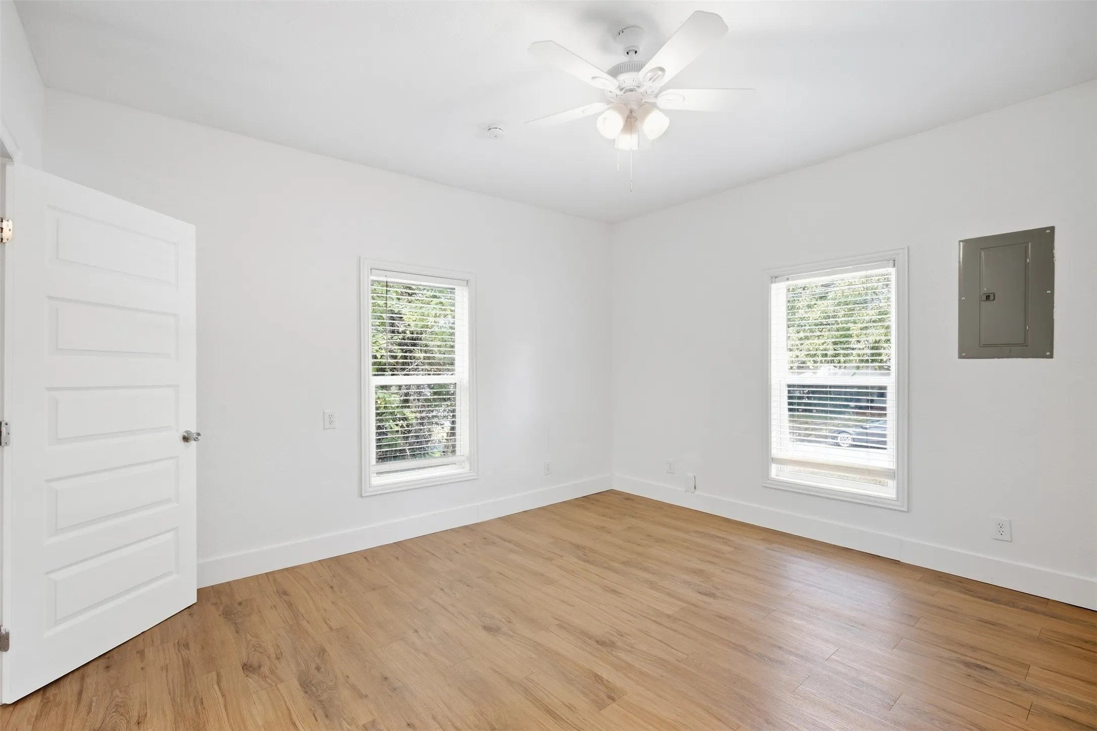Single Family Residence For Rent in Grayson County , 2222 W BOND Street, Denison, Texas 75020, 2 Bedroom, 1 Bathroom, Garage spaces, 882 Sqft, built in 1950, mls#21395566, Real Estate Agent in Denison, Homes For Rent in Grayson county, Homes For Rent in Denison, Realtor in Denison Texas, Real Estate Brokerage Independent Realty Texas, Luminita Cordes Realtor