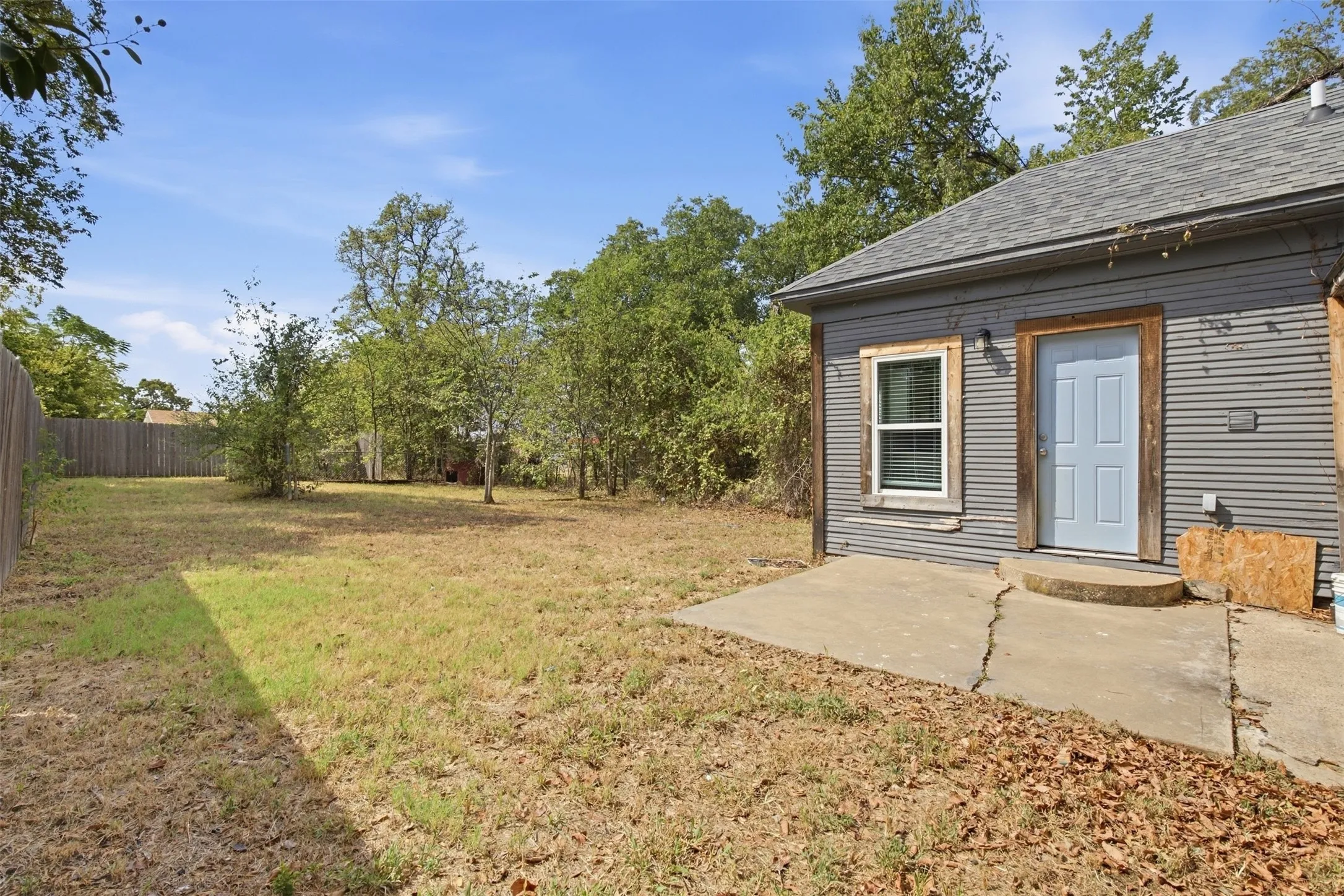 Single Family Residence For Rent in Grayson County , 2222 W BOND Street, Denison, Texas 75020, 2 Bedroom, 1 Bathroom, Garage spaces, 882 Sqft, built in 1950, mls#21395566, Real Estate Agent in Denison, Homes For Rent in Grayson county, Homes For Rent in Denison, Realtor in Denison Texas, Real Estate Brokerage Independent Realty Texas, Luminita Cordes Realtor