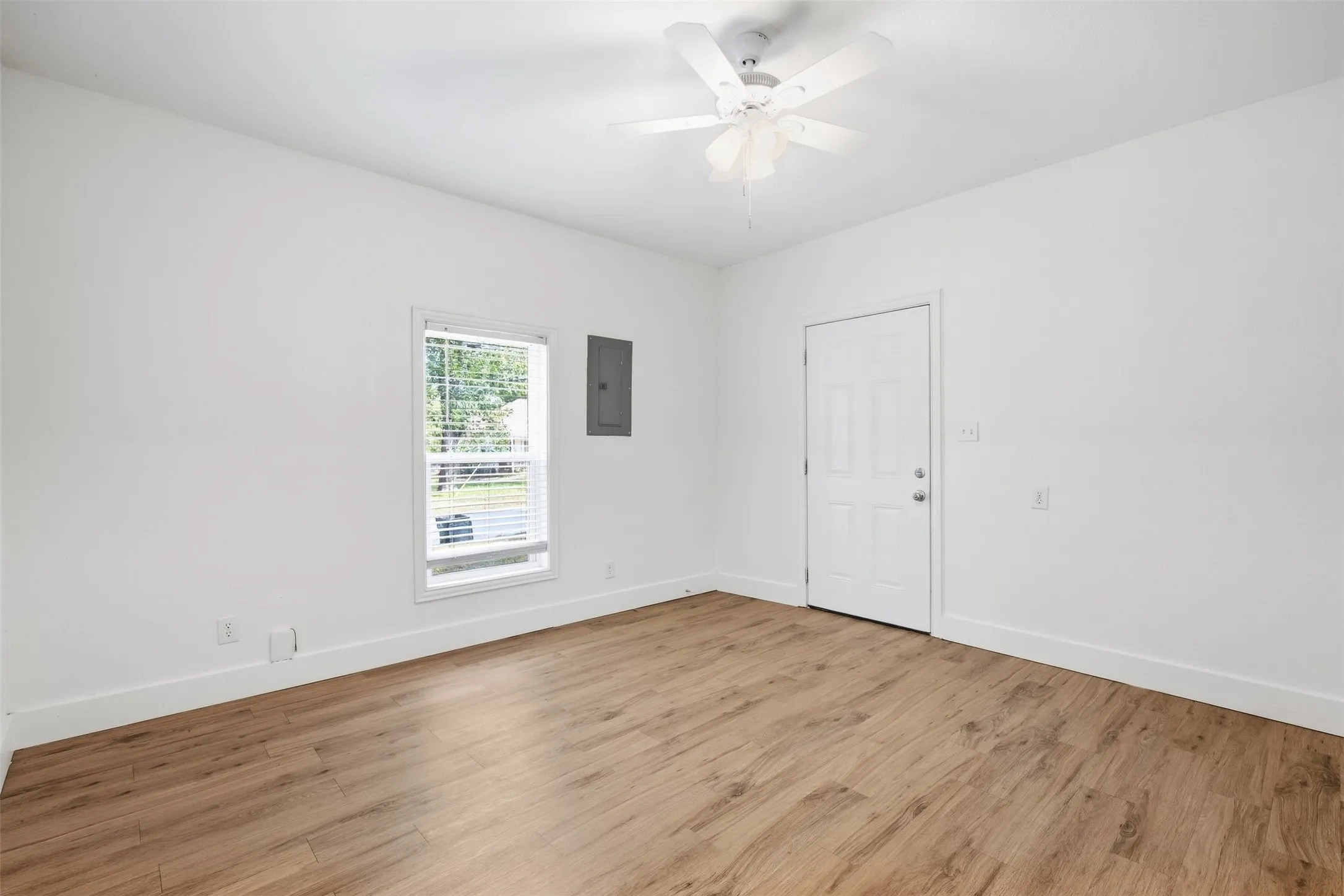 Single Family Residence For Rent in Grayson County , 2222 W BOND Street, Denison, Texas 75020, 2 Bedroom, 1 Bathroom, Garage spaces, 882 Sqft, built in 1950, mls#21395566, Real Estate Agent in Denison, Homes For Rent in Grayson county, Homes For Rent in Denison, Realtor in Denison Texas, Real Estate Brokerage Independent Realty Texas, Luminita Cordes Realtor