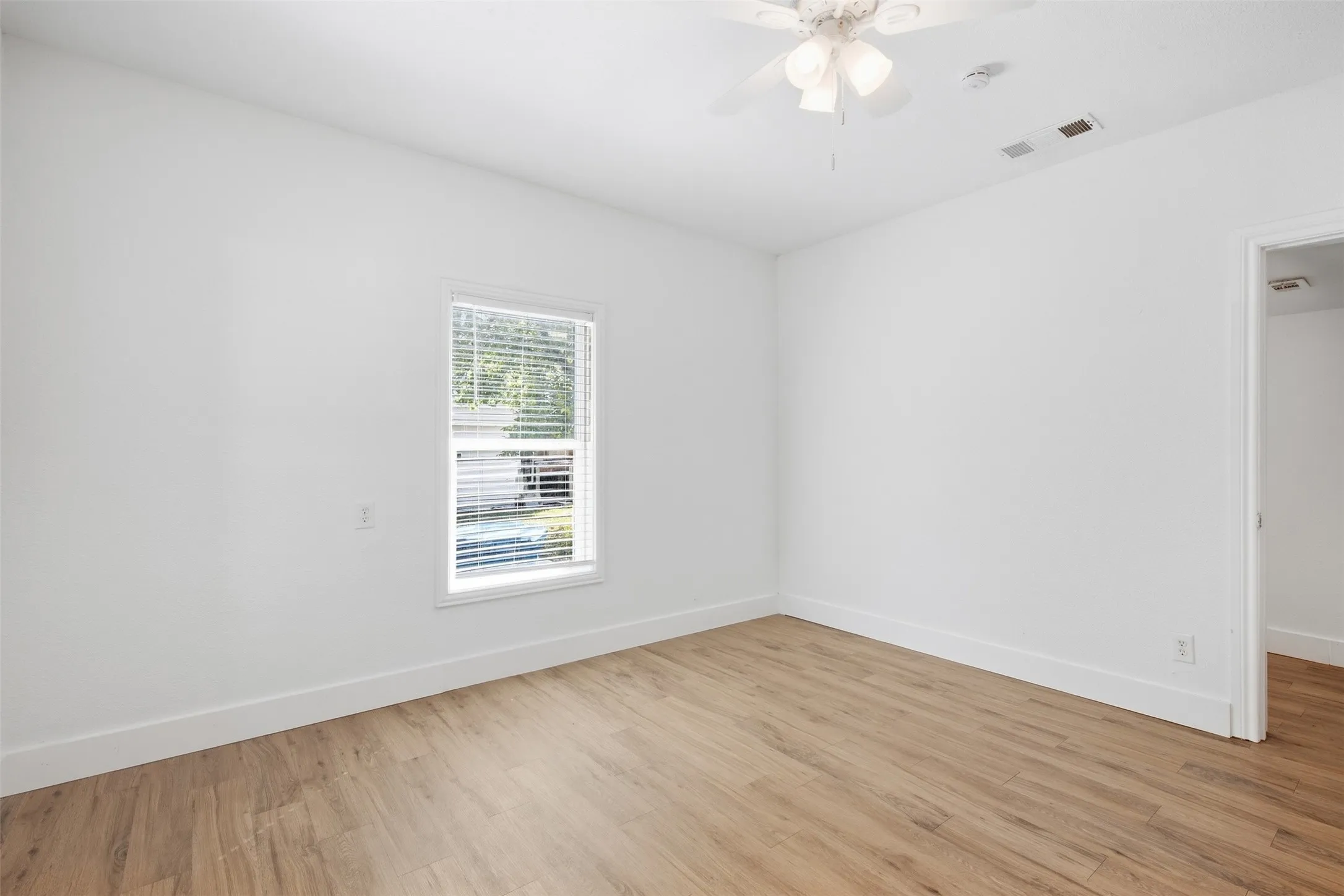Single Family Residence For Rent in Grayson County , 2222 W BOND Street, Denison, Texas 75020, 2 Bedroom, 1 Bathroom, Garage spaces, 882 Sqft, built in 1950, mls#21395566, Real Estate Agent in Denison, Homes For Rent in Grayson county, Homes For Rent in Denison, Realtor in Denison Texas, Real Estate Brokerage Independent Realty Texas, Luminita Cordes Realtor