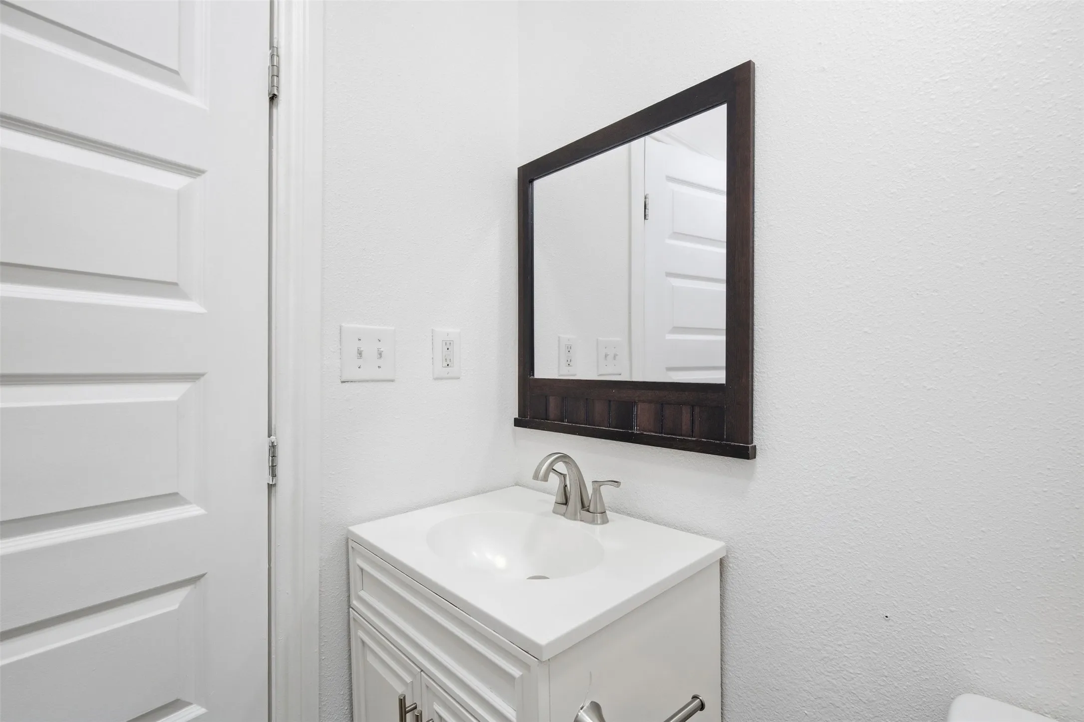 Single Family Residence For Rent in Grayson County , 2222 W BOND Street, Denison, Texas 75020, 2 Bedroom, 1 Bathroom, Garage spaces, 882 Sqft, built in 1950, mls#21395566, Real Estate Agent in Denison, Homes For Rent in Grayson county, Homes For Rent in Denison, Realtor in Denison Texas, Real Estate Brokerage Independent Realty Texas, Luminita Cordes Realtor