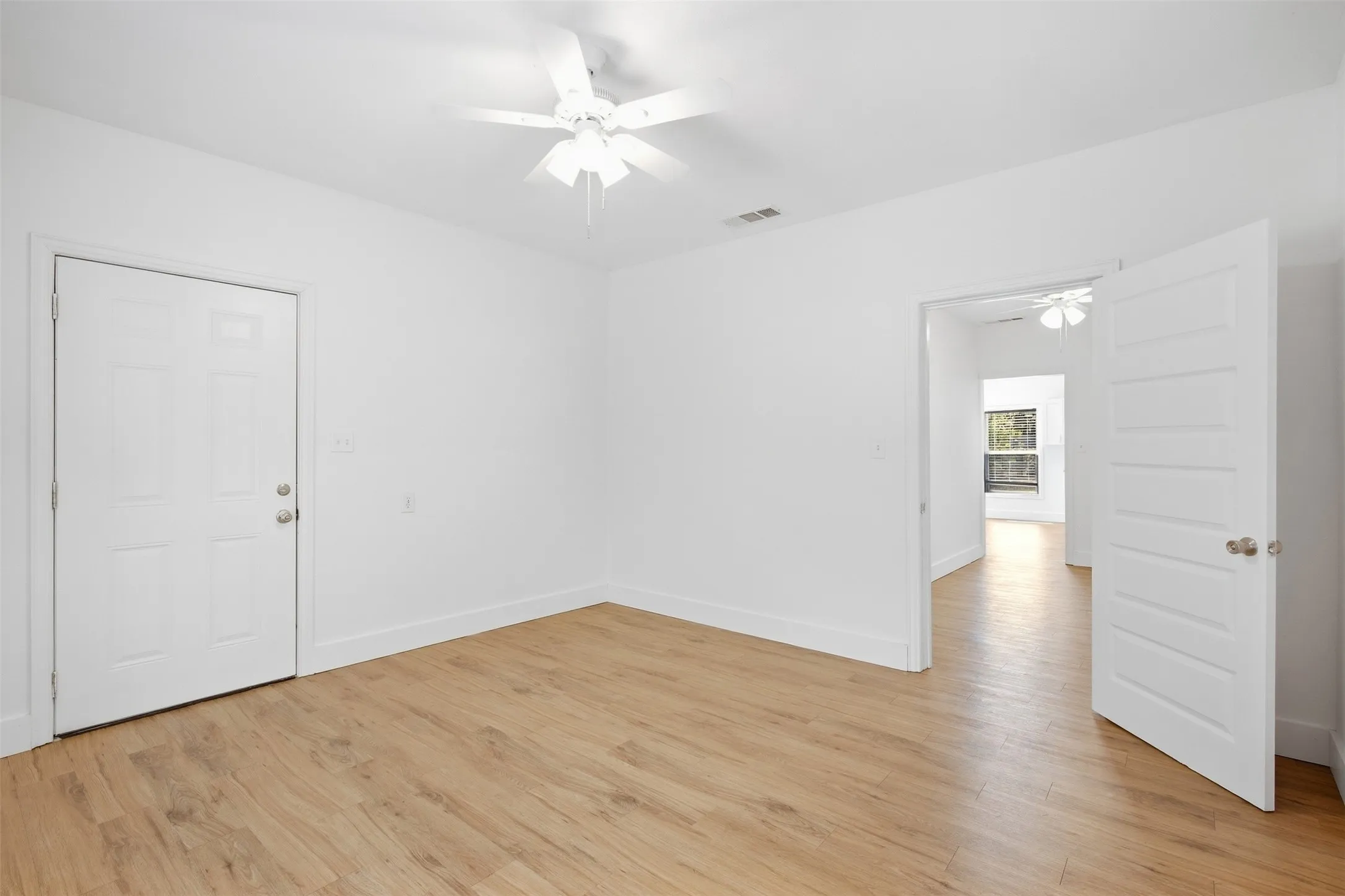 Single Family Residence For Rent in Grayson County , 2222 W BOND Street, Denison, Texas 75020, 2 Bedroom, 1 Bathroom, Garage spaces, 882 Sqft, built in 1950, mls#21395566, Real Estate Agent in Denison, Homes For Rent in Grayson county, Homes For Rent in Denison, Realtor in Denison Texas, Real Estate Brokerage Independent Realty Texas, Luminita Cordes Realtor