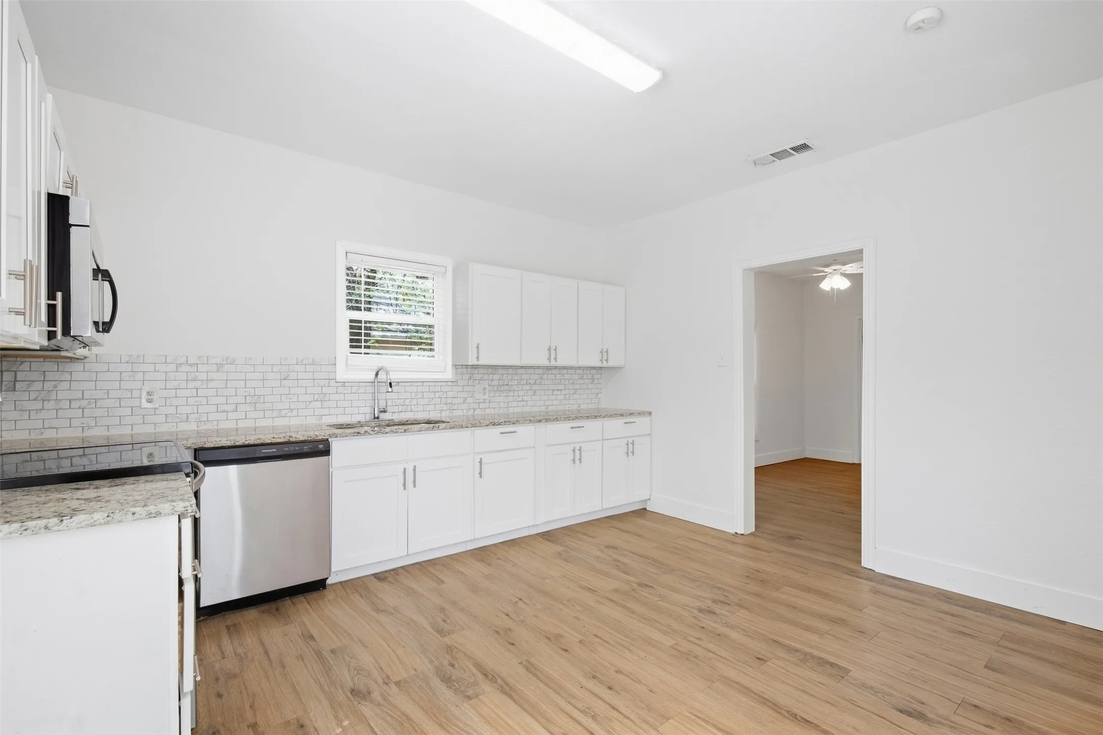 Single Family Residence For Rent in Grayson County , 2222 W BOND Street, Denison, Texas 75020, 2 Bedroom, 1 Bathroom, Garage spaces, 882 Sqft, built in 1950, mls#21395566, Real Estate Agent in Denison, Homes For Rent in Grayson county, Homes For Rent in Denison, Realtor in Denison Texas, Real Estate Brokerage Independent Realty Texas, Luminita Cordes Realtor
