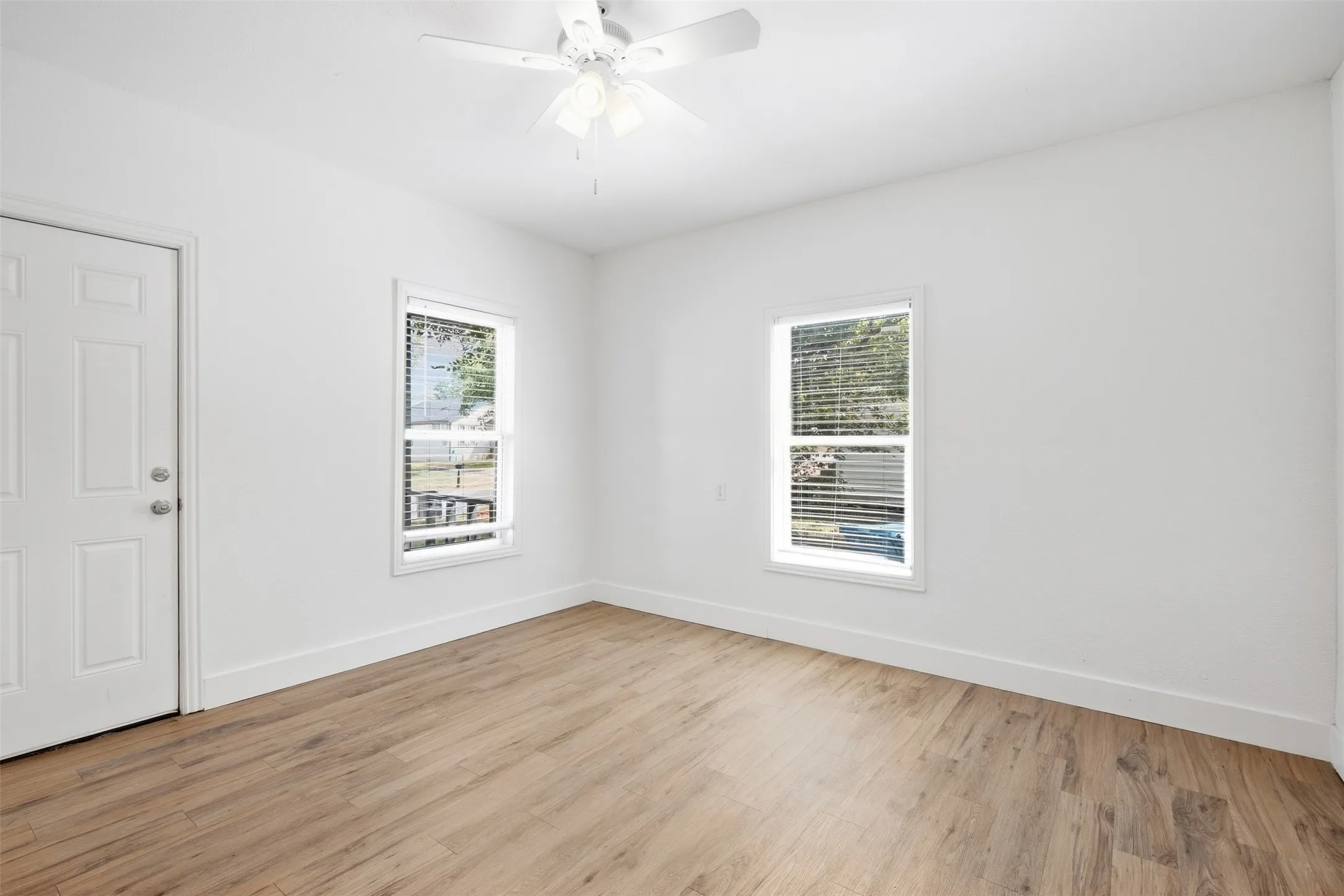 Single Family Residence For Rent in Grayson County , 2222 W BOND Street, Denison, Texas 75020, 2 Bedroom, 1 Bathroom, Garage spaces, 882 Sqft, built in 1950, mls#21395566, Real Estate Agent in Denison, Homes For Rent in Grayson county, Homes For Rent in Denison, Realtor in Denison Texas, Real Estate Brokerage Independent Realty Texas, Luminita Cordes Realtor
