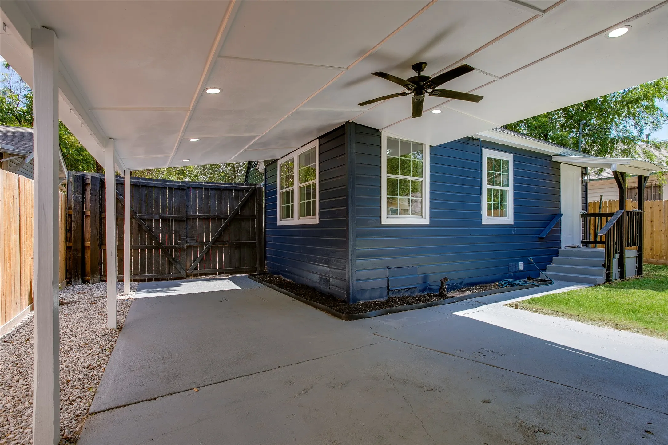 Single Family Residence For Sale in Dallas County , 2635 Gladstone Drive, Dallas, Texas 75211, 2 Bedroom, 2 Bathroom, Garage spaces, 968 Sqft, built in 1940, mls#21395568, Real Estate Agent in Dallas, Homes For Sale in Dallas county, Homes For Sale in Dallas, Realtor in Dallas Texas, Real Estate Brokerage Independent Realty Texas, Luminita Cordes Realtor