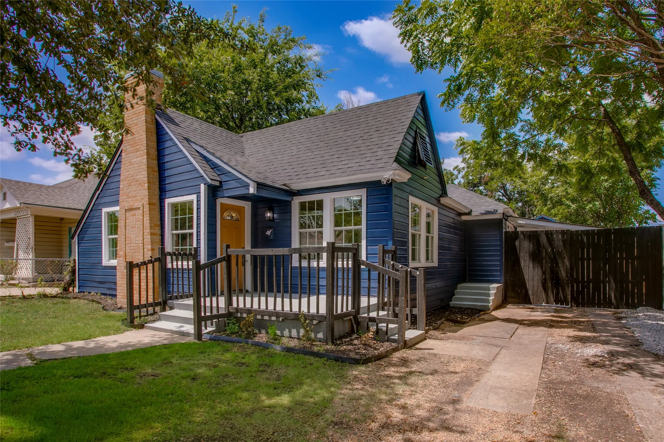 Single Family Residence For Sale in Dallas County , 2635 Gladstone Drive, Dallas, Texas 75211, 2 Bedroom, 2 Bathroom, Garage spaces, 968 Sqft, built in 1940, mls#21395568, Real Estate Agent in Dallas, Homes For Sale in Dallas county, Homes For Sale in Dallas, Realtor in Dallas Texas, Real Estate Brokerage Independent Realty Texas, Luminita Cordes Realtor