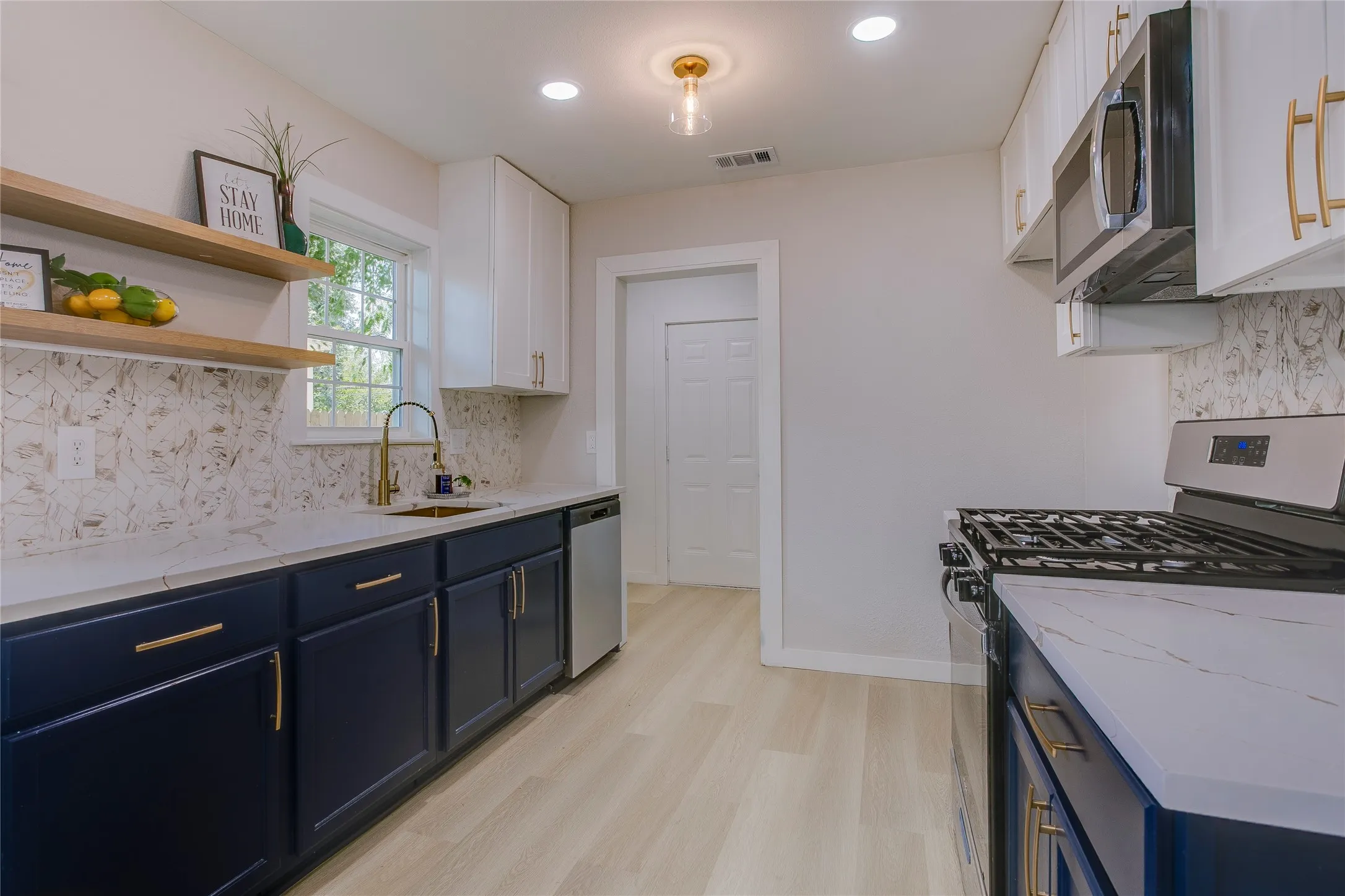 Single Family Residence For Sale in Dallas County , 2635 Gladstone Drive, Dallas, Texas 75211, 2 Bedroom, 2 Bathroom, Garage spaces, 968 Sqft, built in 1940, mls#21395568, Real Estate Agent in Dallas, Homes For Sale in Dallas county, Homes For Sale in Dallas, Realtor in Dallas Texas, Real Estate Brokerage Independent Realty Texas, Luminita Cordes Realtor