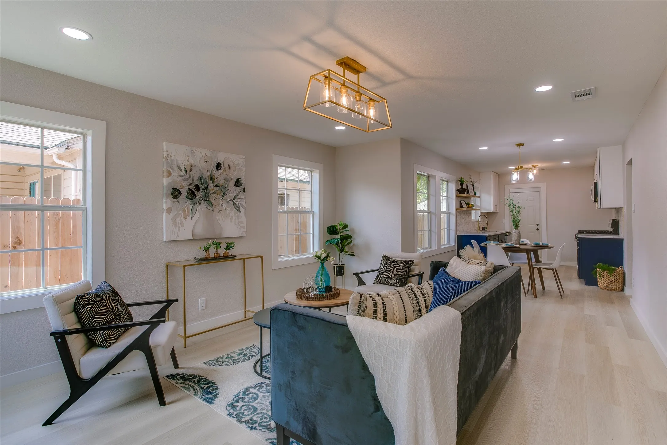 Single Family Residence For Sale in Dallas County , 2635 Gladstone Drive, Dallas, Texas 75211, 2 Bedroom, 2 Bathroom, Garage spaces, 968 Sqft, built in 1940, mls#21395568, Real Estate Agent in Dallas, Homes For Sale in Dallas county, Homes For Sale in Dallas, Realtor in Dallas Texas, Real Estate Brokerage Independent Realty Texas, Luminita Cordes Realtor