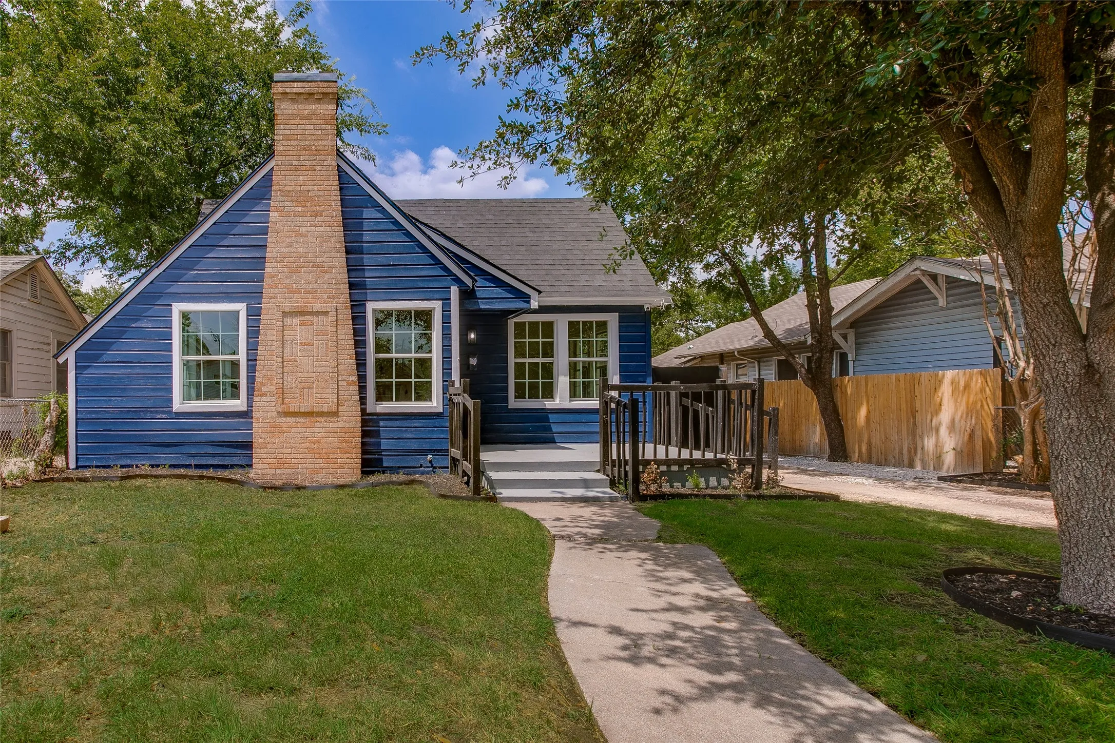 Single Family Residence For Sale in Dallas County , 2635 Gladstone Drive, Dallas, Texas 75211, 2 Bedroom, 2 Bathroom, Garage spaces, 968 Sqft, built in 1940, mls#21395568, Real Estate Agent in Dallas, Homes For Sale in Dallas county, Homes For Sale in Dallas, Realtor in Dallas Texas, Real Estate Brokerage Independent Realty Texas, Luminita Cordes Realtor